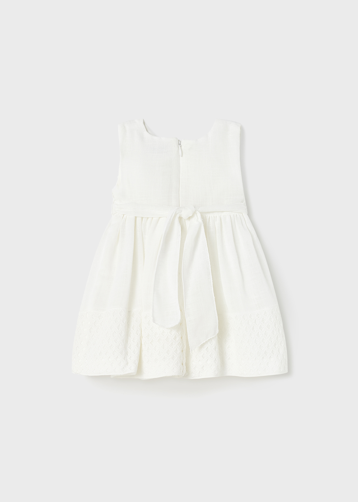 Vestido de bebê com motivos de renda guipure