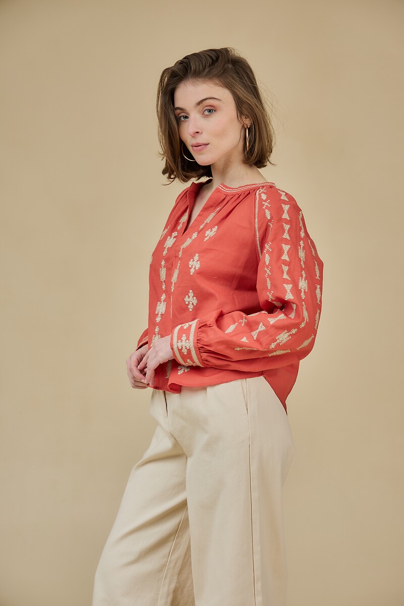 ATÉ BREVE<br>Blusa de mangas compridas e decote em V bordada com motivos étnicos