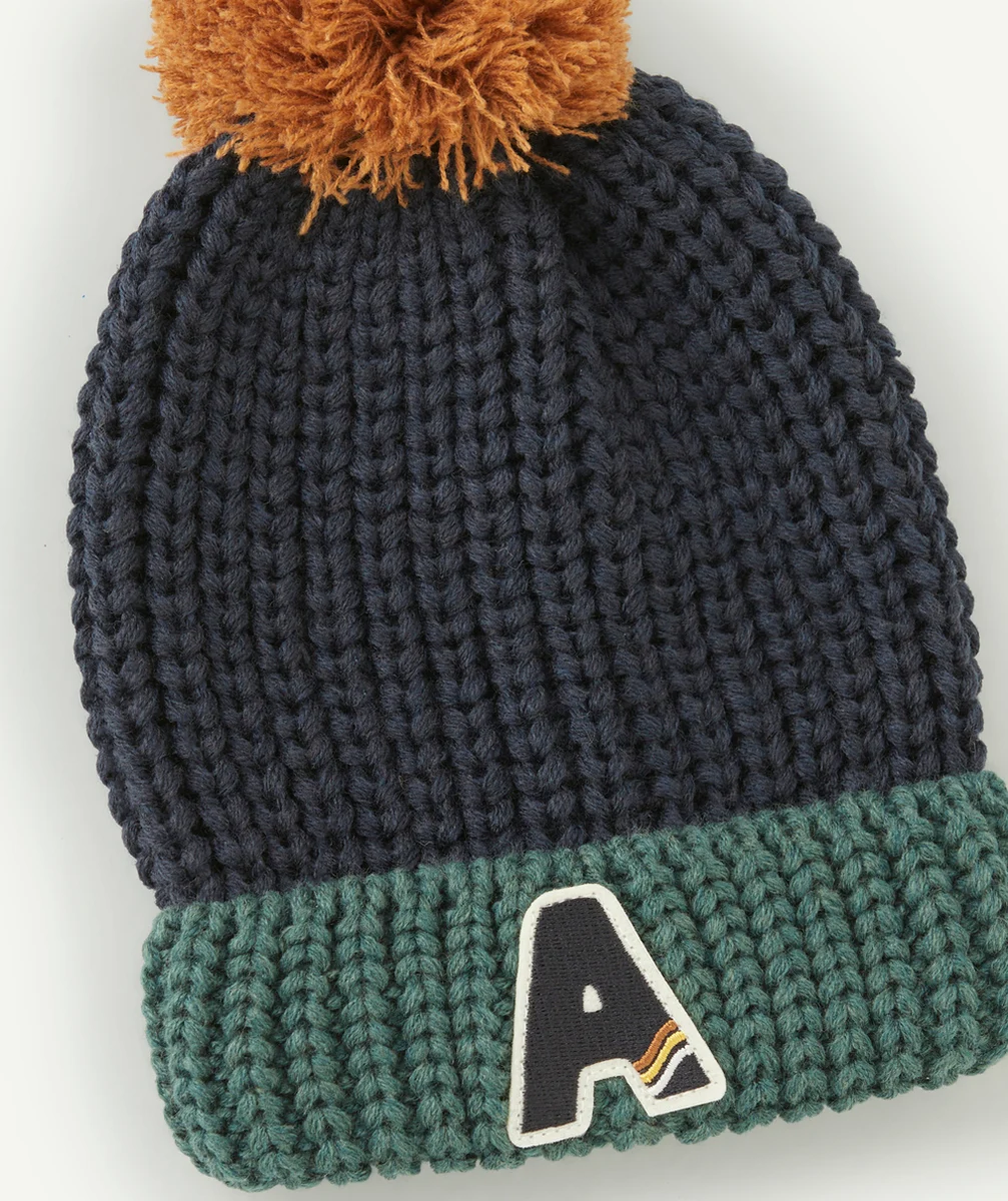 BONNET EN TRICOT GARÇON EN FIBRES RECYCLÉES BLEU ET VERT AVEC POMPON OCRE