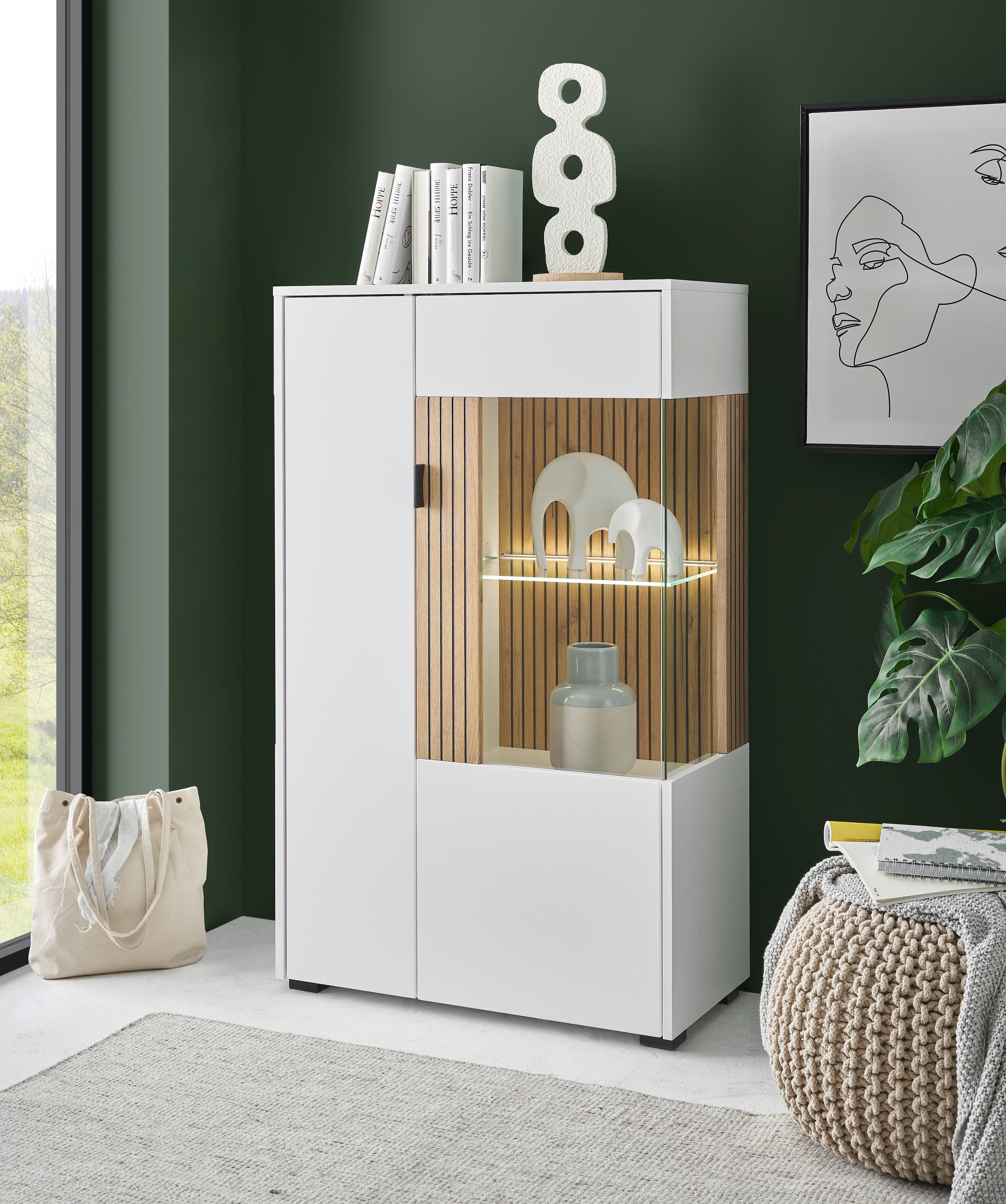 INOSIGN Vitrine »Hudson, Stauraumvitrine, Standvitrine« in moderner Trendfarbe, Griffe aus Metall (Schwarz), Höhe 125 cm