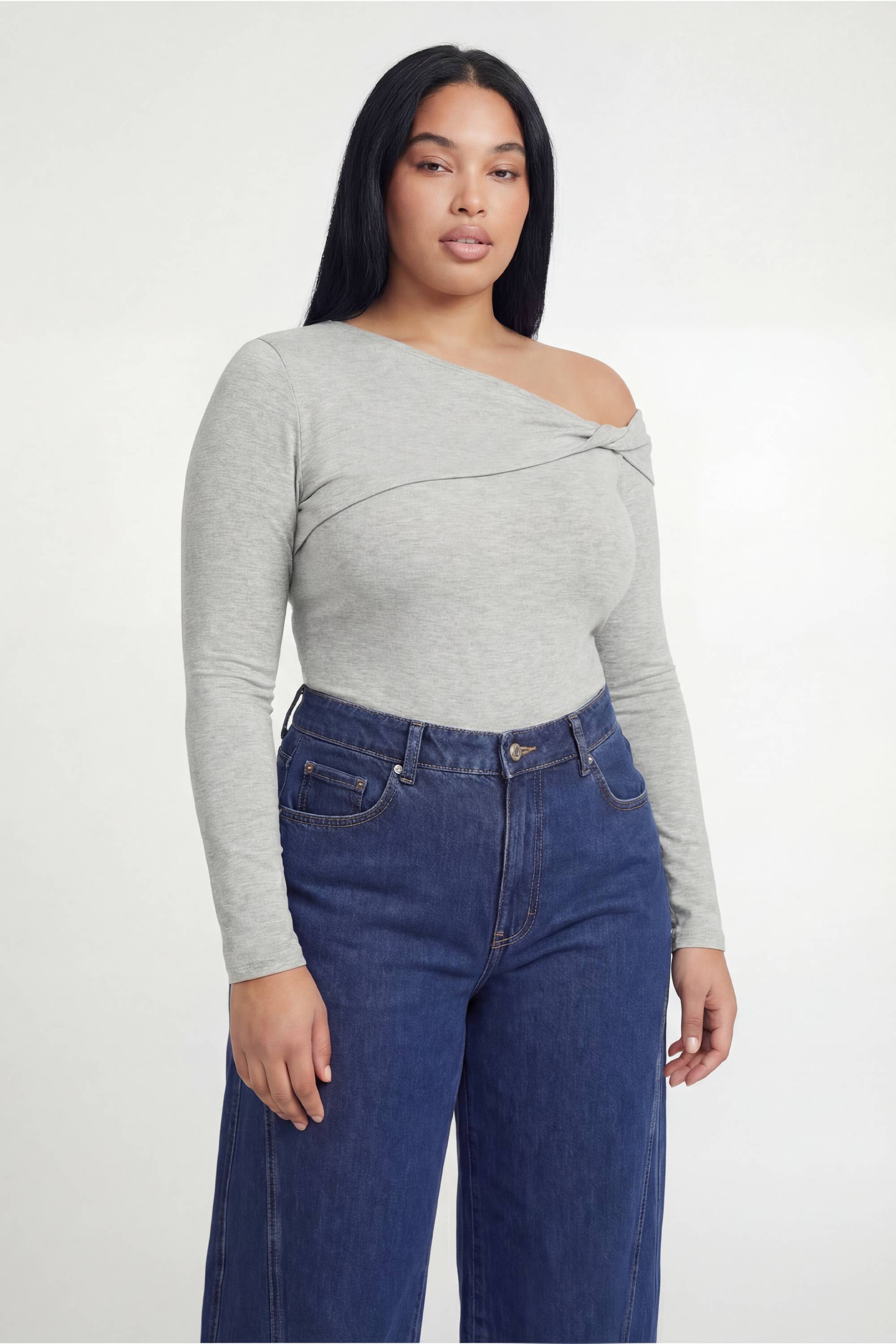 boohoo Body Asymétrique Côtelé Grande Taille Avec Détail Torsadé