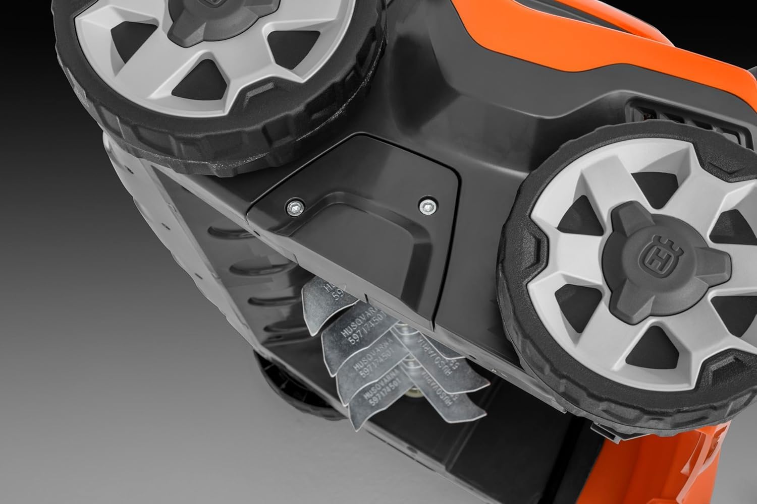 Husqvarna S138i Akku-Rasenvertikutierer – 36V Akku-Vertikutierer mit 37,5 cm Arbeitsbreite, Einstellbarer Tiefe, klappbarem Griff, doppeltem Akkufach und Save™-Modus – Ohne Akku und Ladegerät