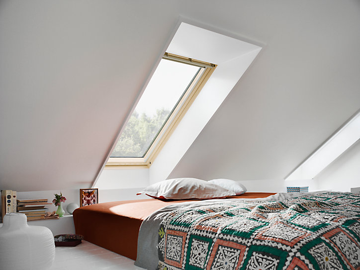 Fenêtre de toit à rotation VELUX Standard Clearfinish - bois/pin L. 78 x H. 118 cm (GGL 3054 MK06)