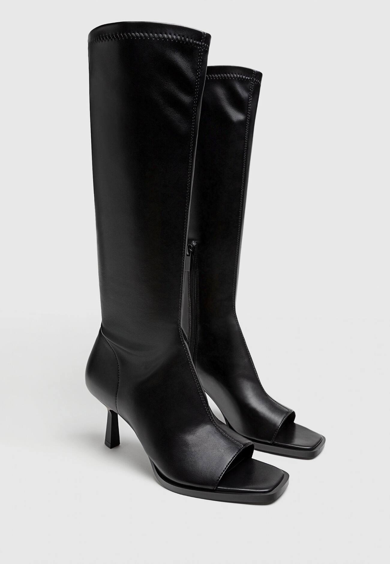 Botas tamanho XL com detalhe na biqueira