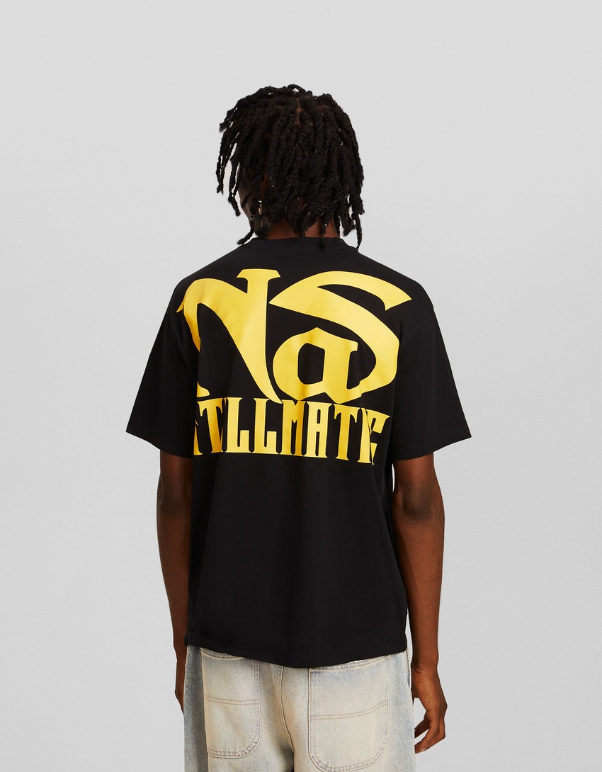 Camiseta de manga curta com estampa Nas e modelagem quadrada.