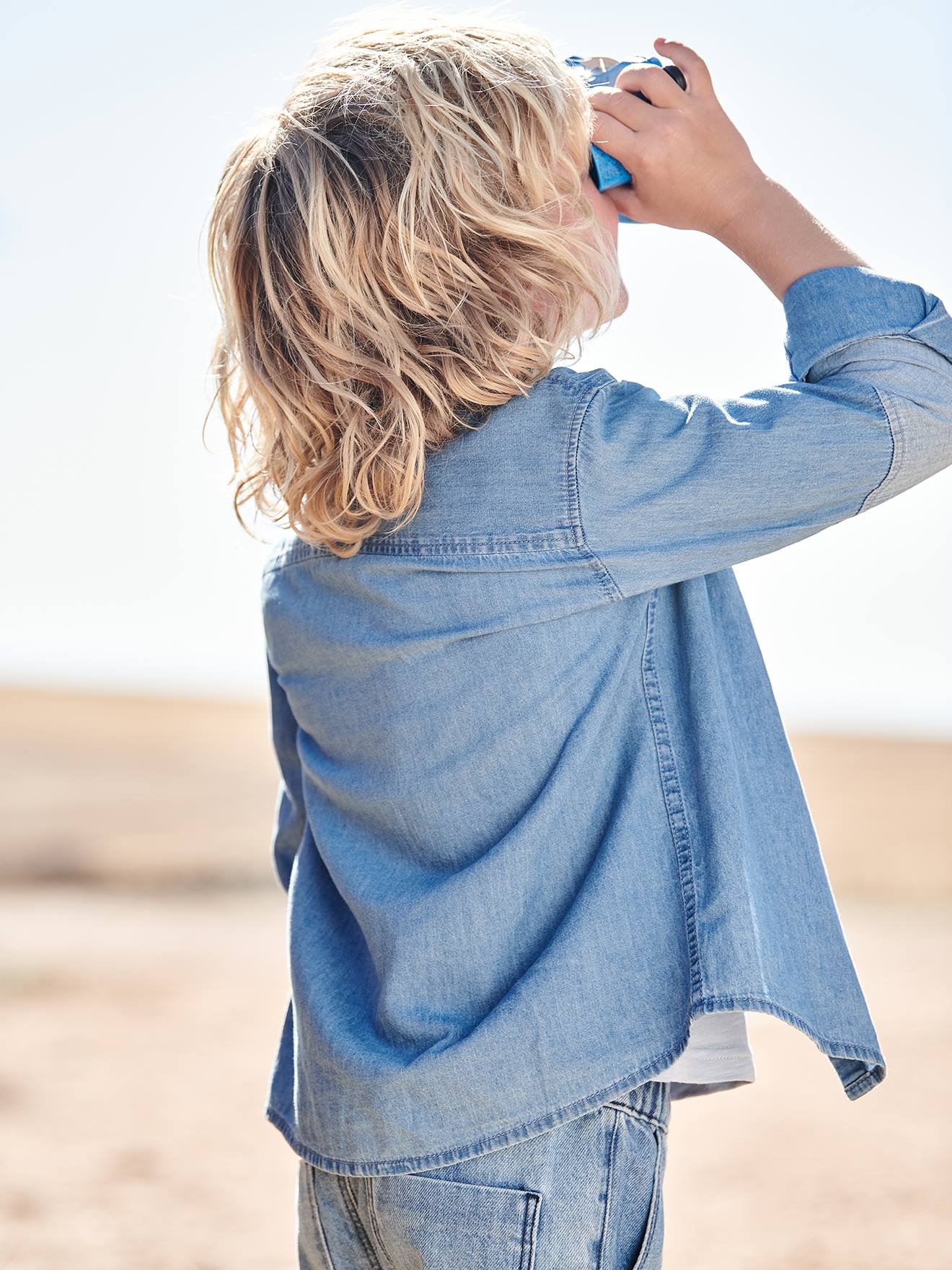 Camisa jeans com peças contrastantes para meninos (cor pedra)
