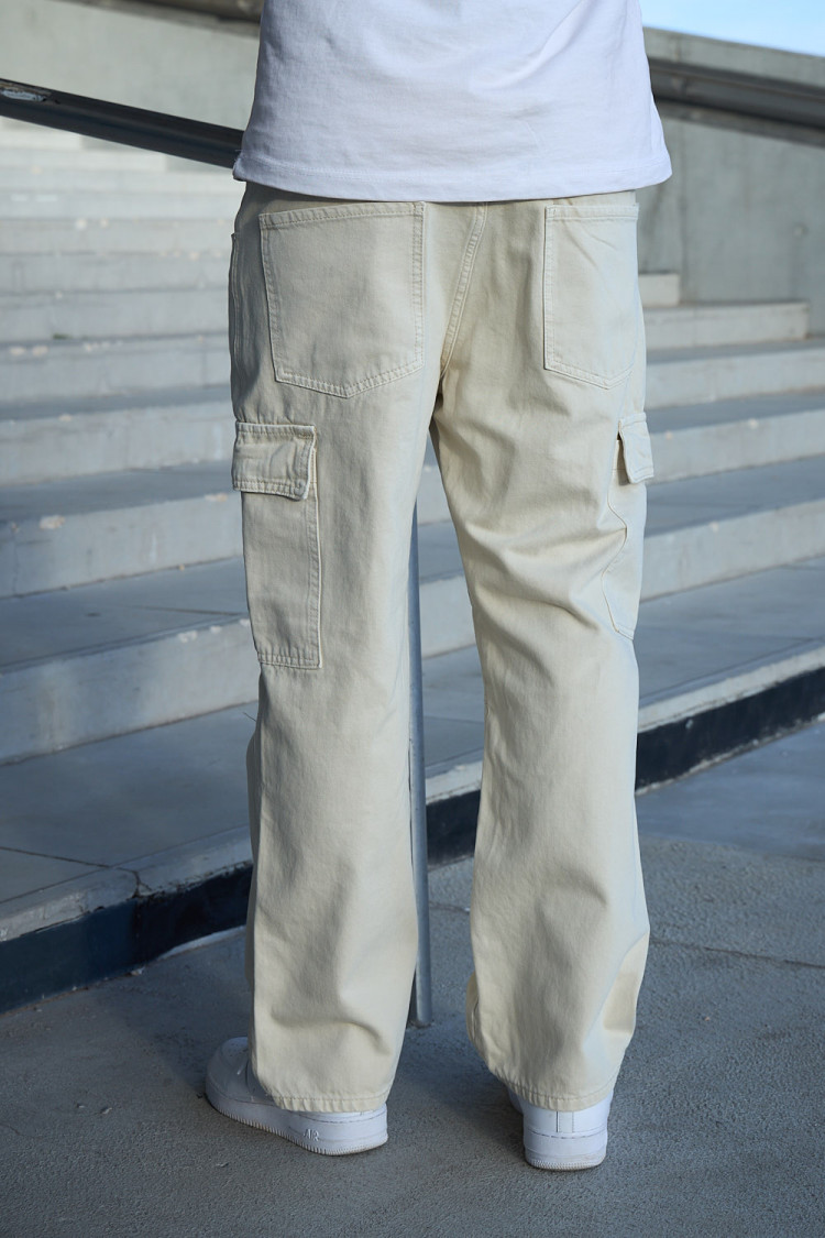 Jean beige coupe large à poches