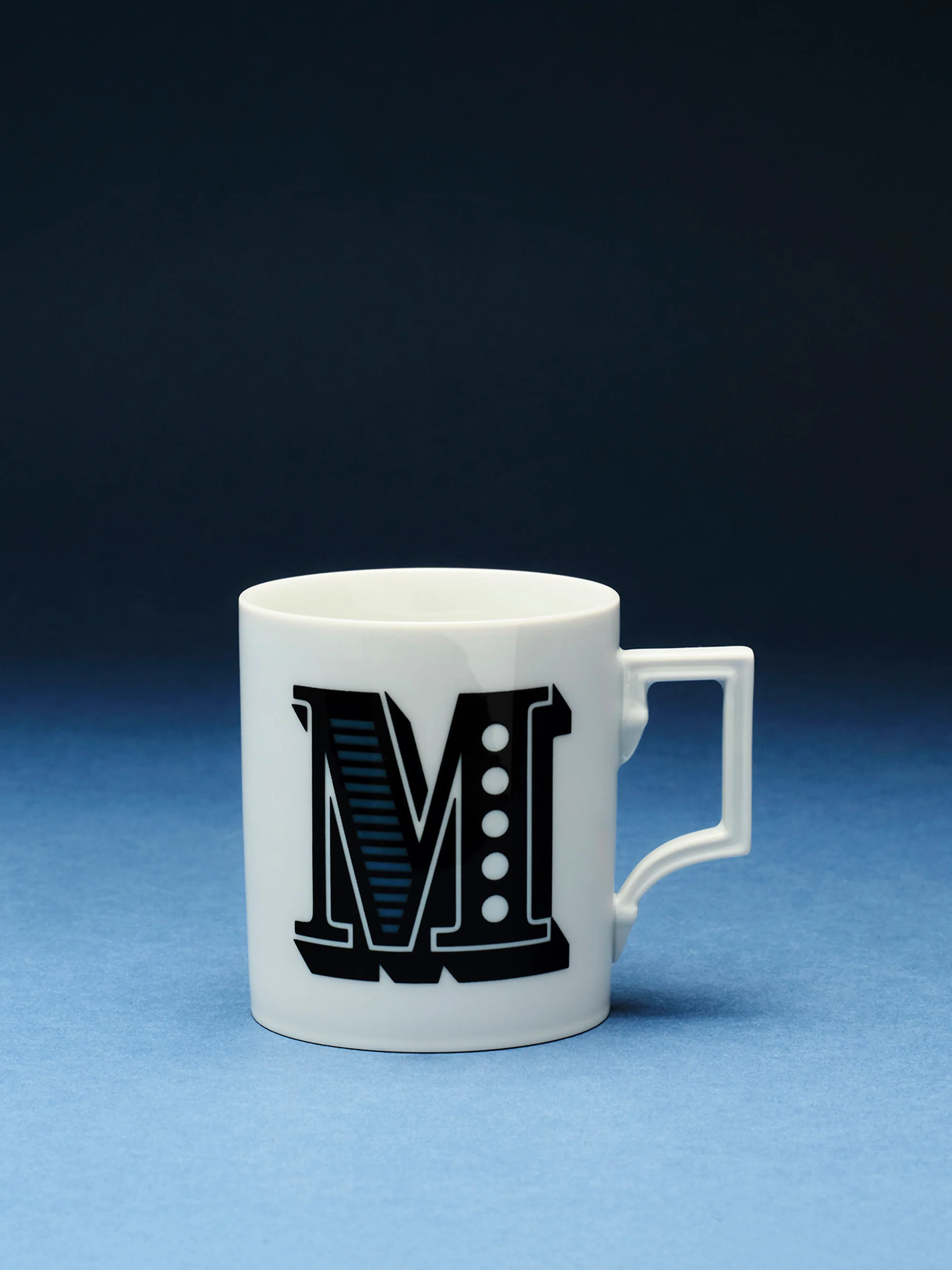 Handgemaakte beker Initials met decoratief motief