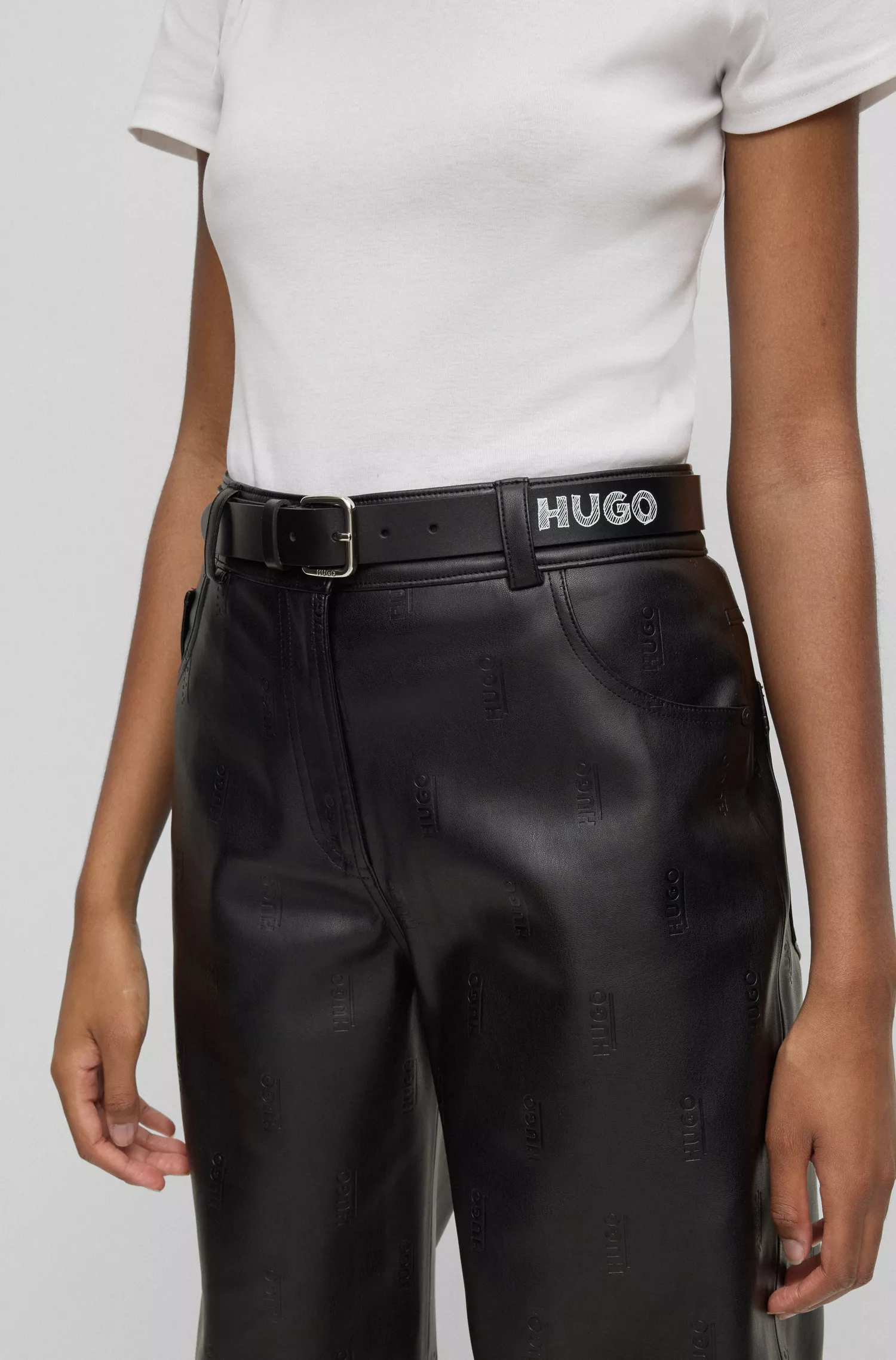 Cinto HUGO vermelho, fabricado na Itália, em couro com detalhe do logotipo.