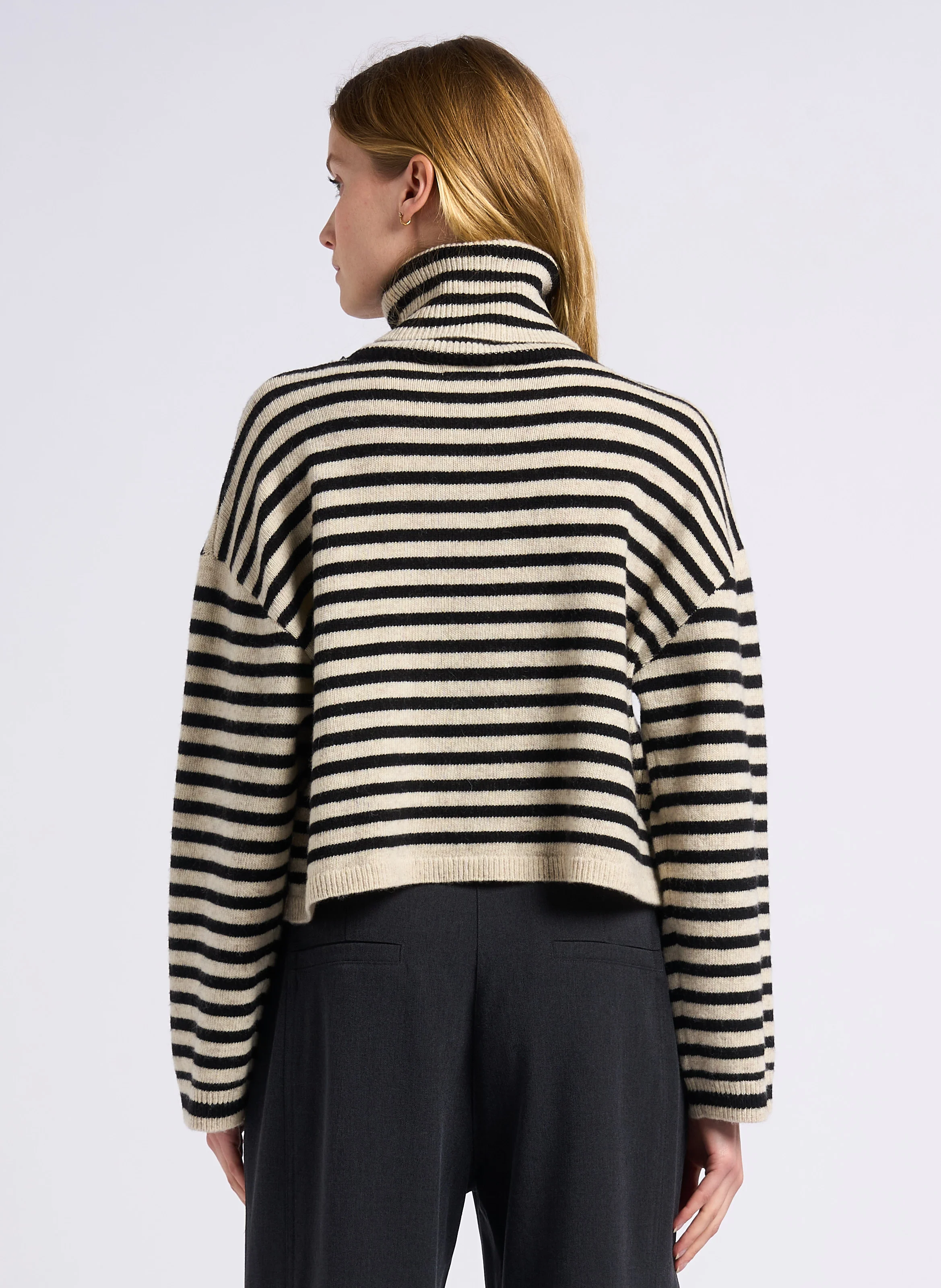 PERALI - Pull ample col roulé en laine mélangée à rayures | Beige