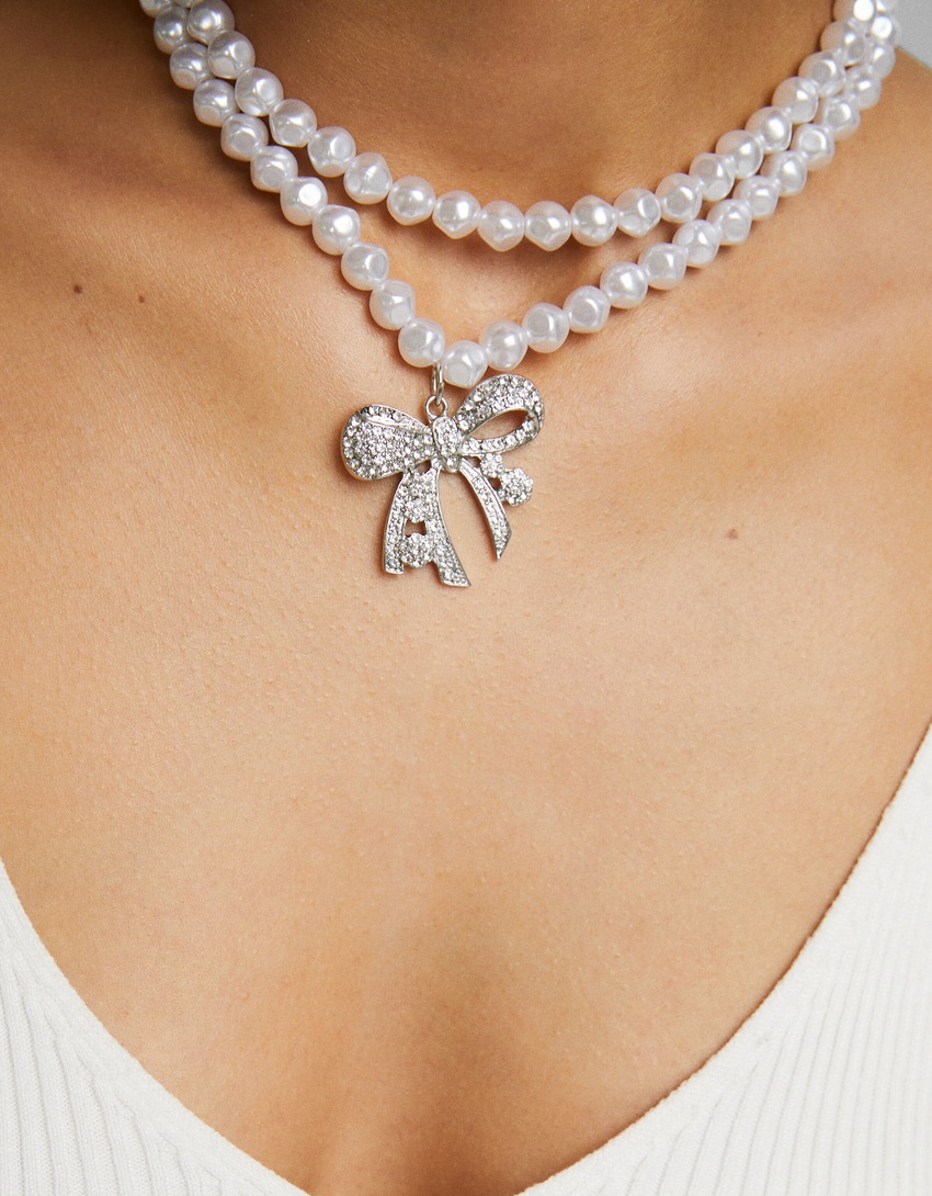 Colar de pérolas falsas com laço de strass
