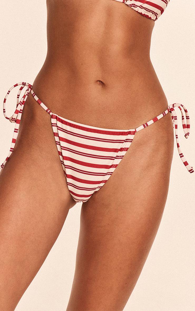 Rouge Bas De Bikini À Rayures Avec Liens Sur Les Côtés