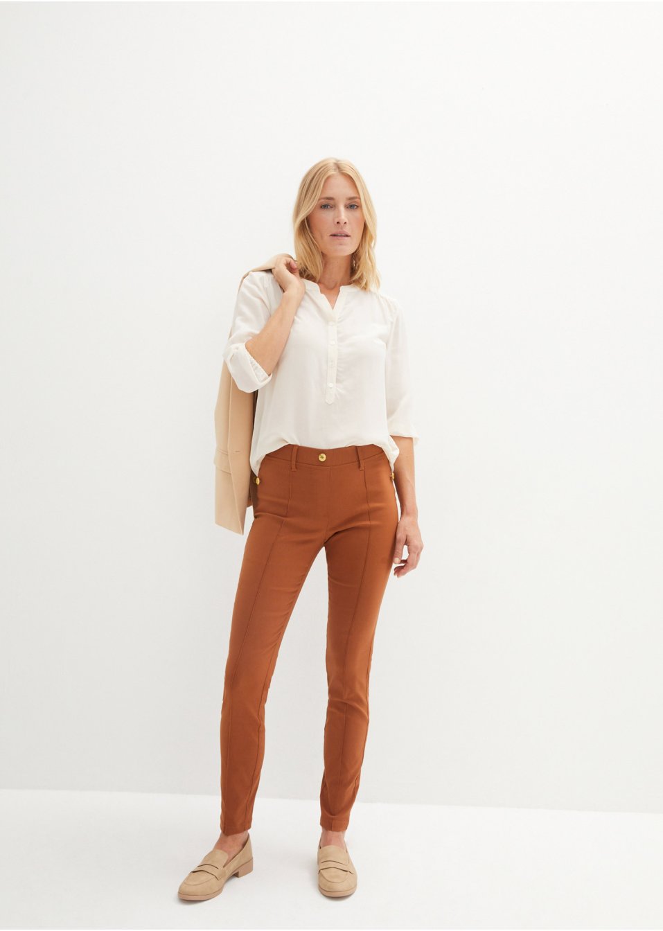 Pantalon taille extensible avec boutons décoratifs