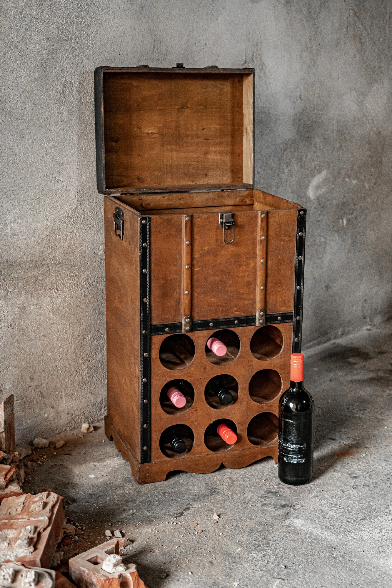 Koffertruhe 'Mula' mit 9er Weinregal, braun, T 40 cm, B 30 cm, H 70 cm von fischer's lagerhaus