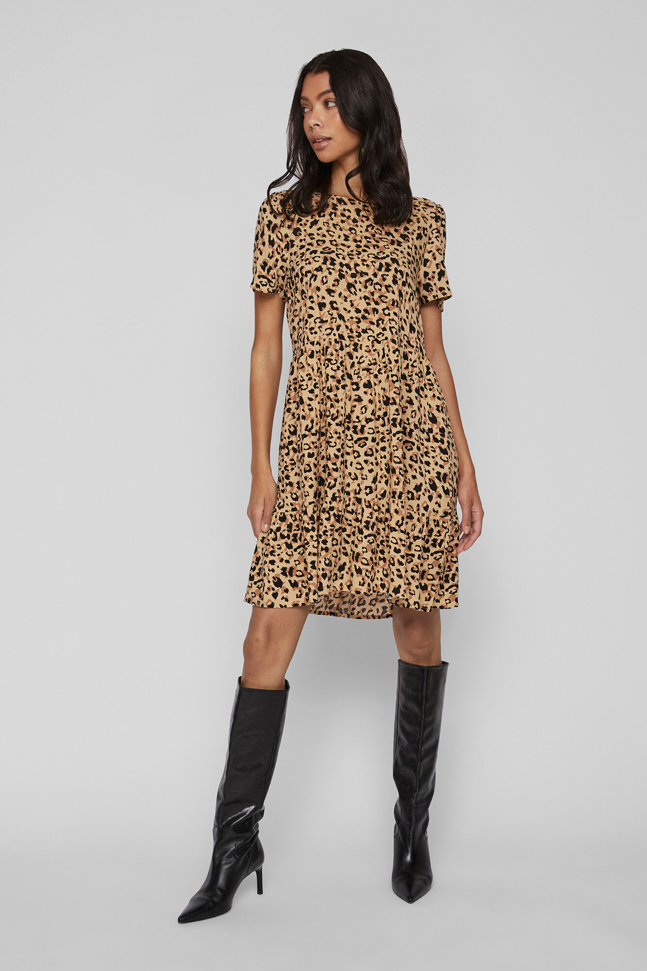 Vestido curto com babado - Marrom