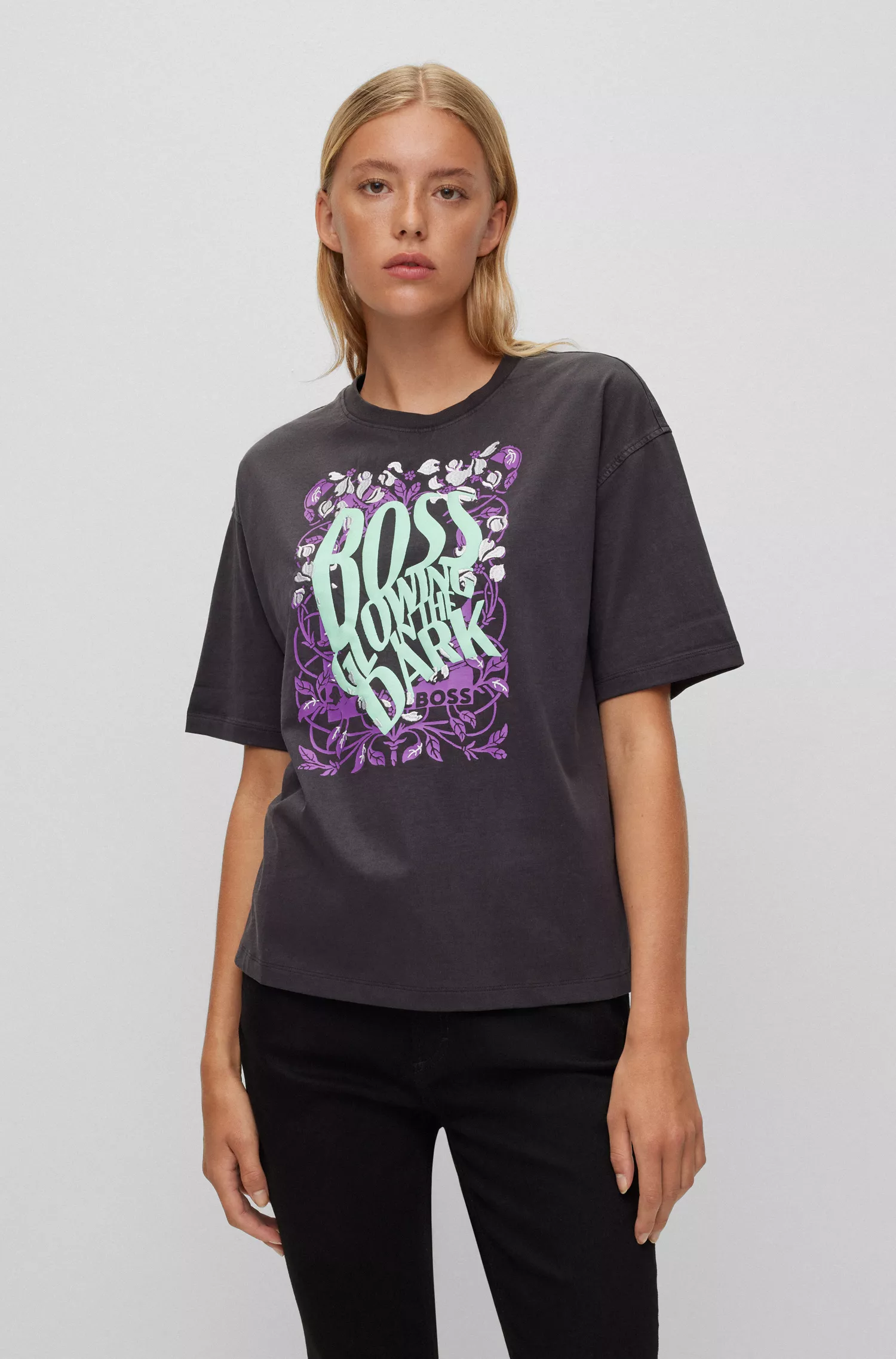 Camiseta BOSS laranja, modelagem relaxada, com estampa que brilha no escuro.
