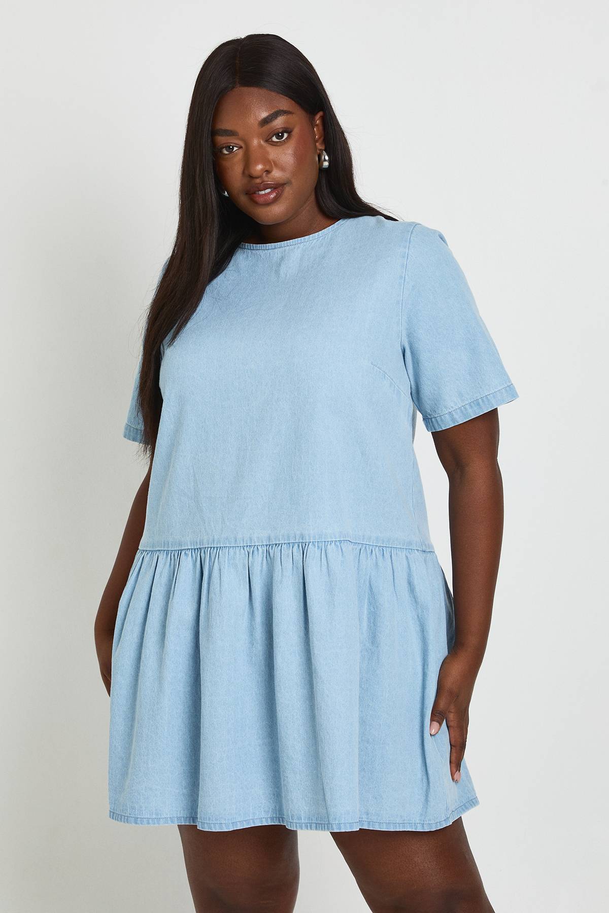 boohoo Robe Patineuse Grande Taille En Chambray À Manches Courtes