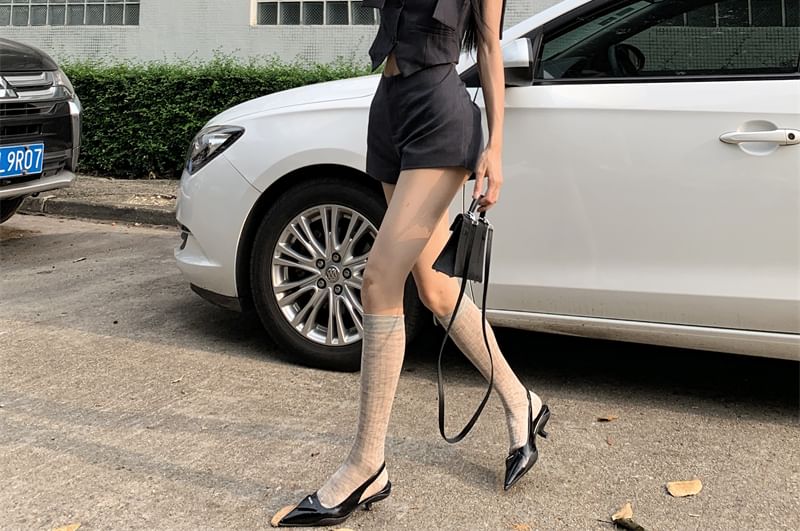 ANORA - Mouwloze, effen crop top met knoopjes / hotpants