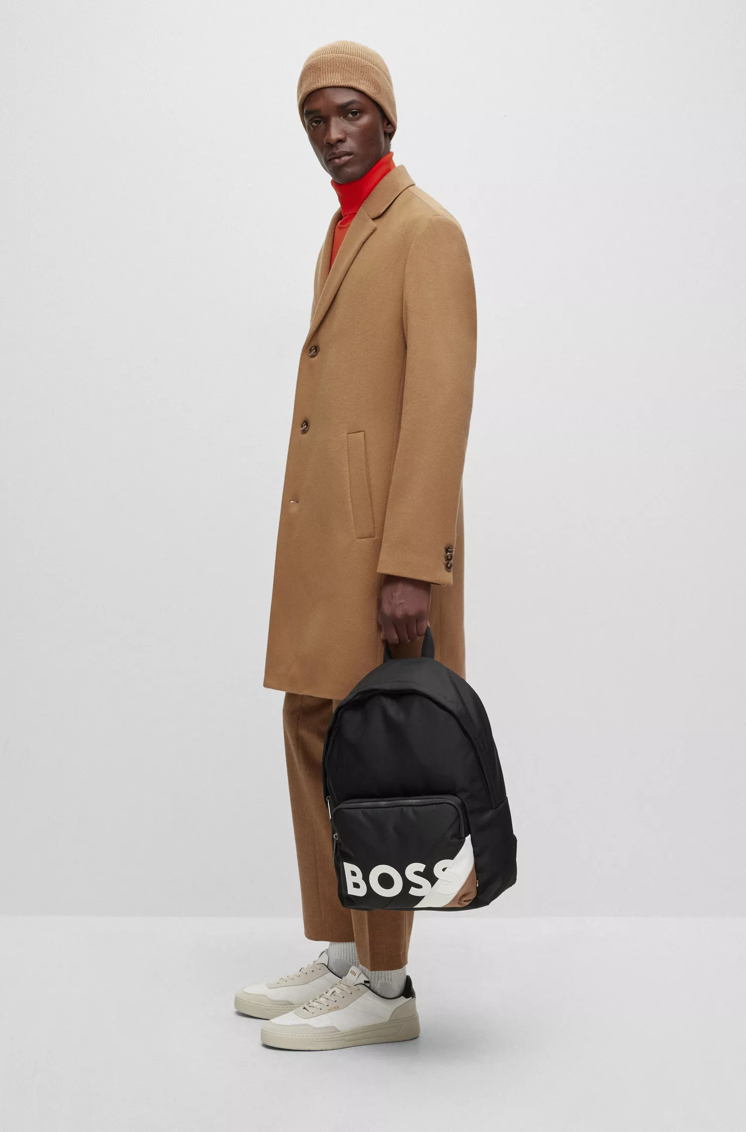 Mochila BOSS preta com zíper, logotipo e faixa característica.