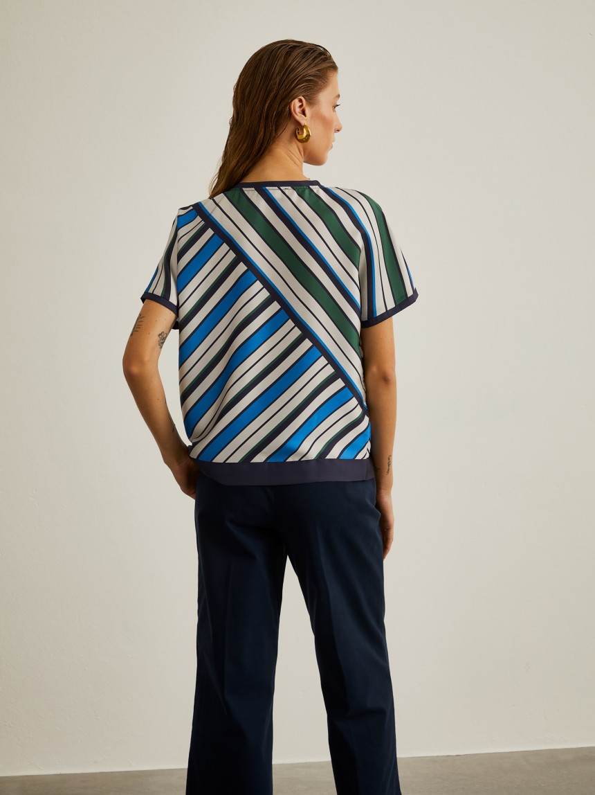 Blusa manga curta com padrão de riscas