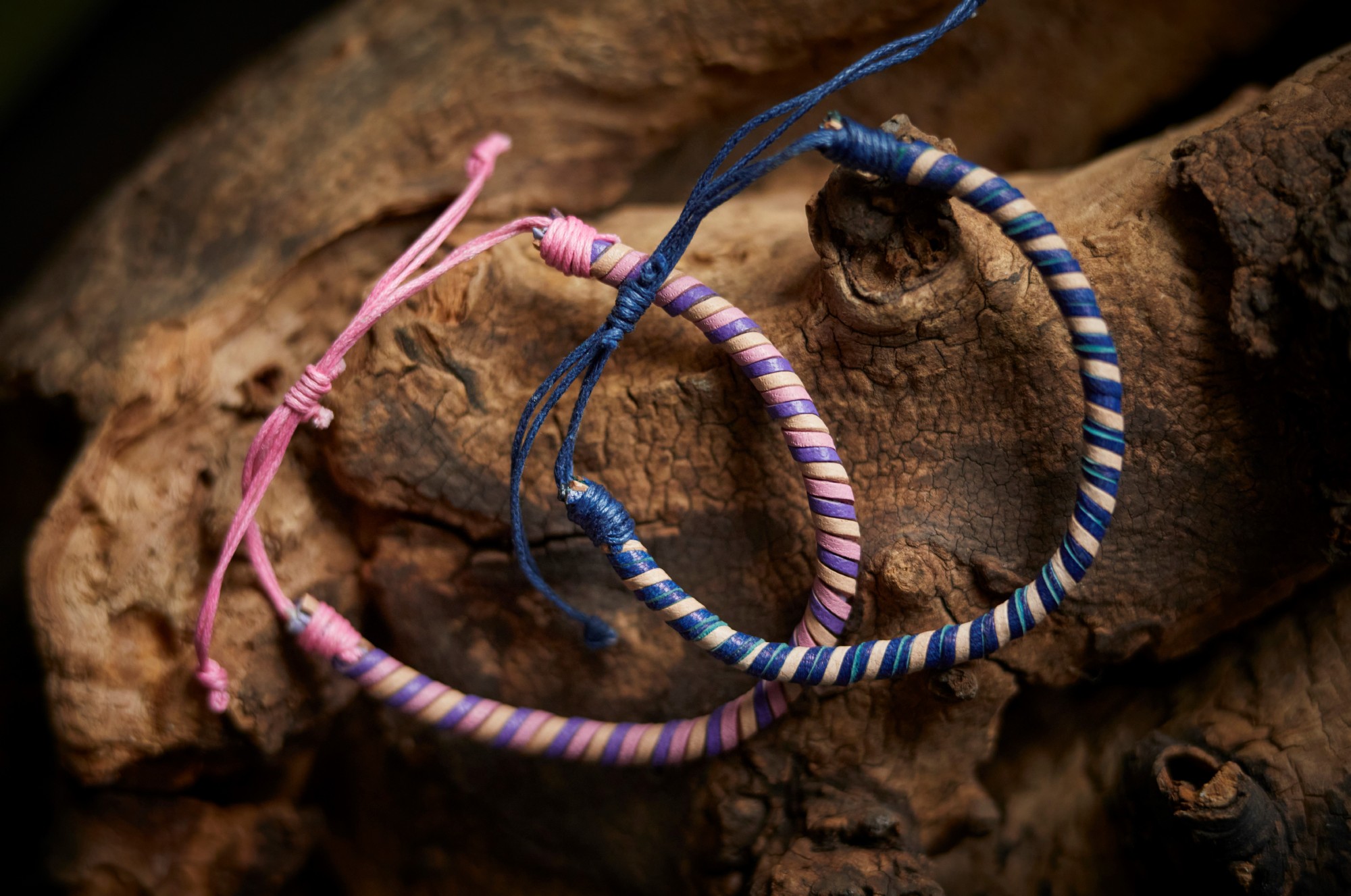 Lederarmband gedreht, rosa, lila günstig bestellen