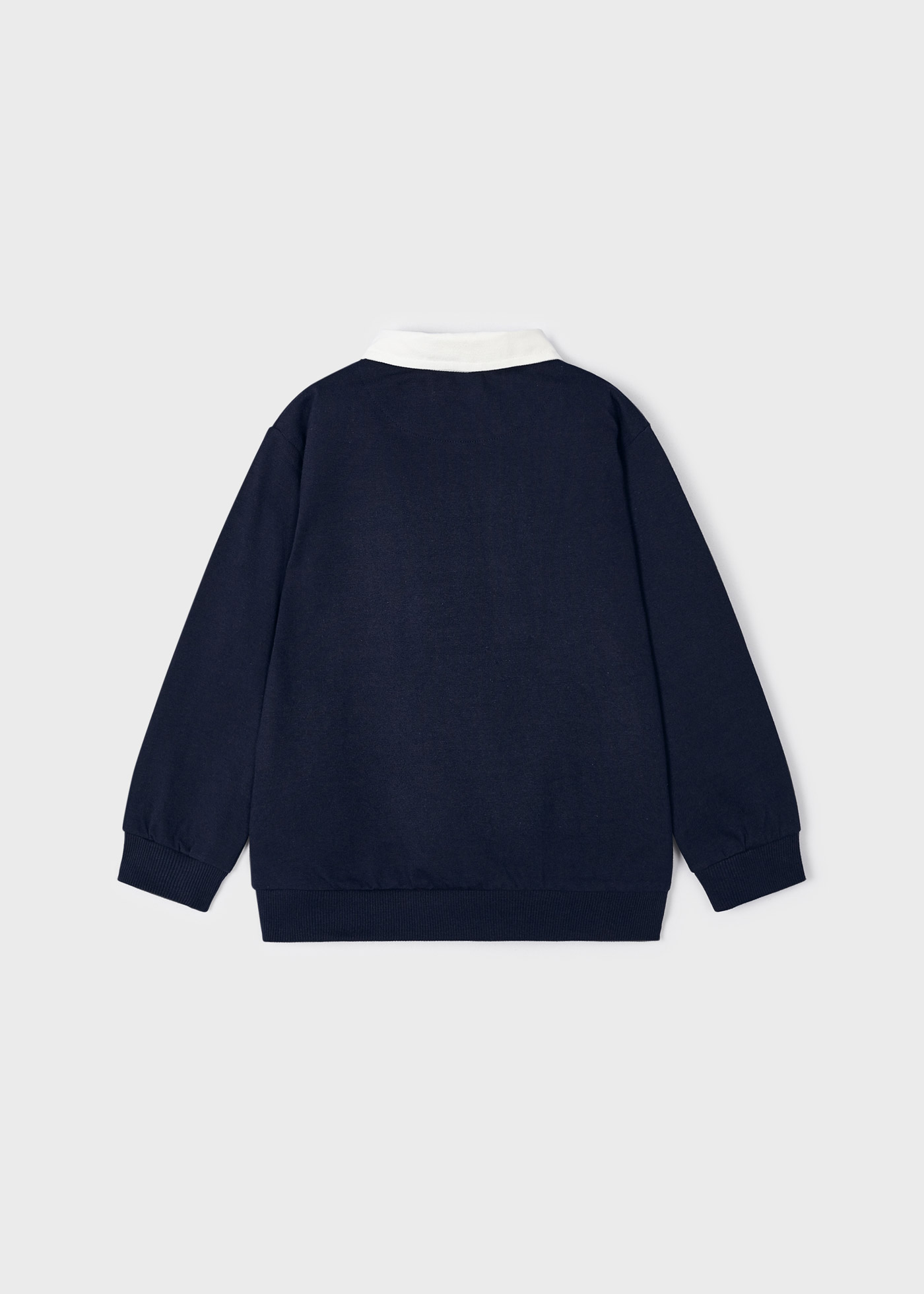 Camisa polo infantil Better Cotton com gola contrastante.