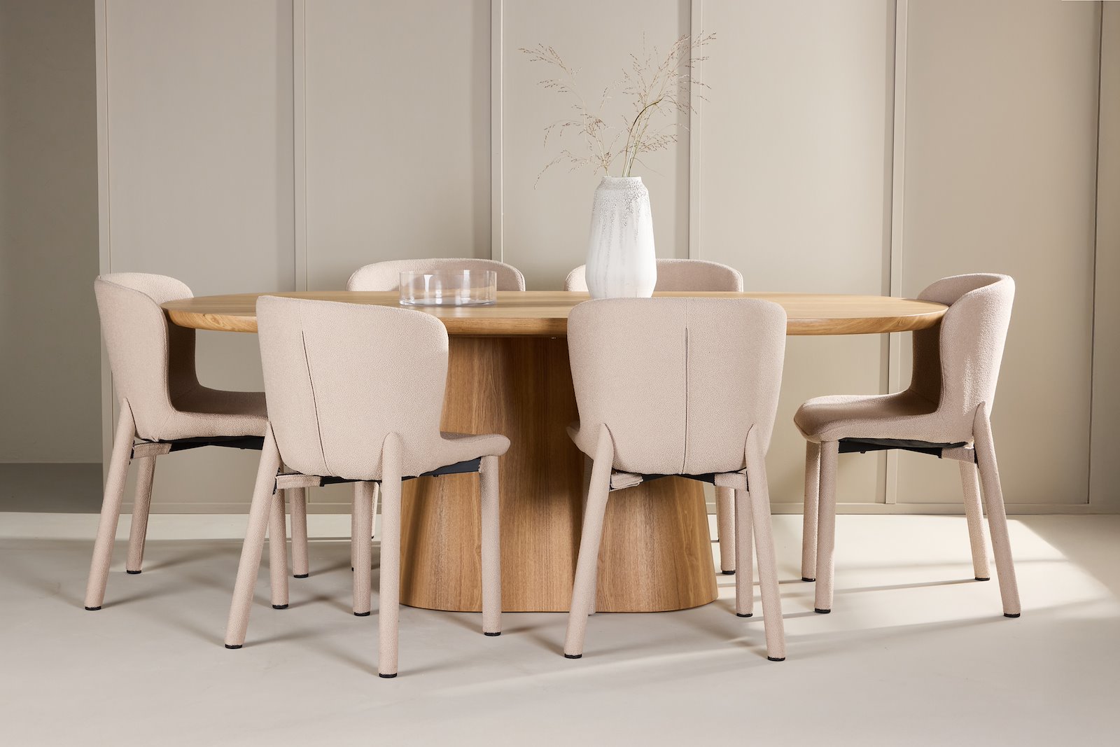 Astoria Spisestol. Sett av 2. Sett av 2. Beige bouclé med beige bouclé ben.