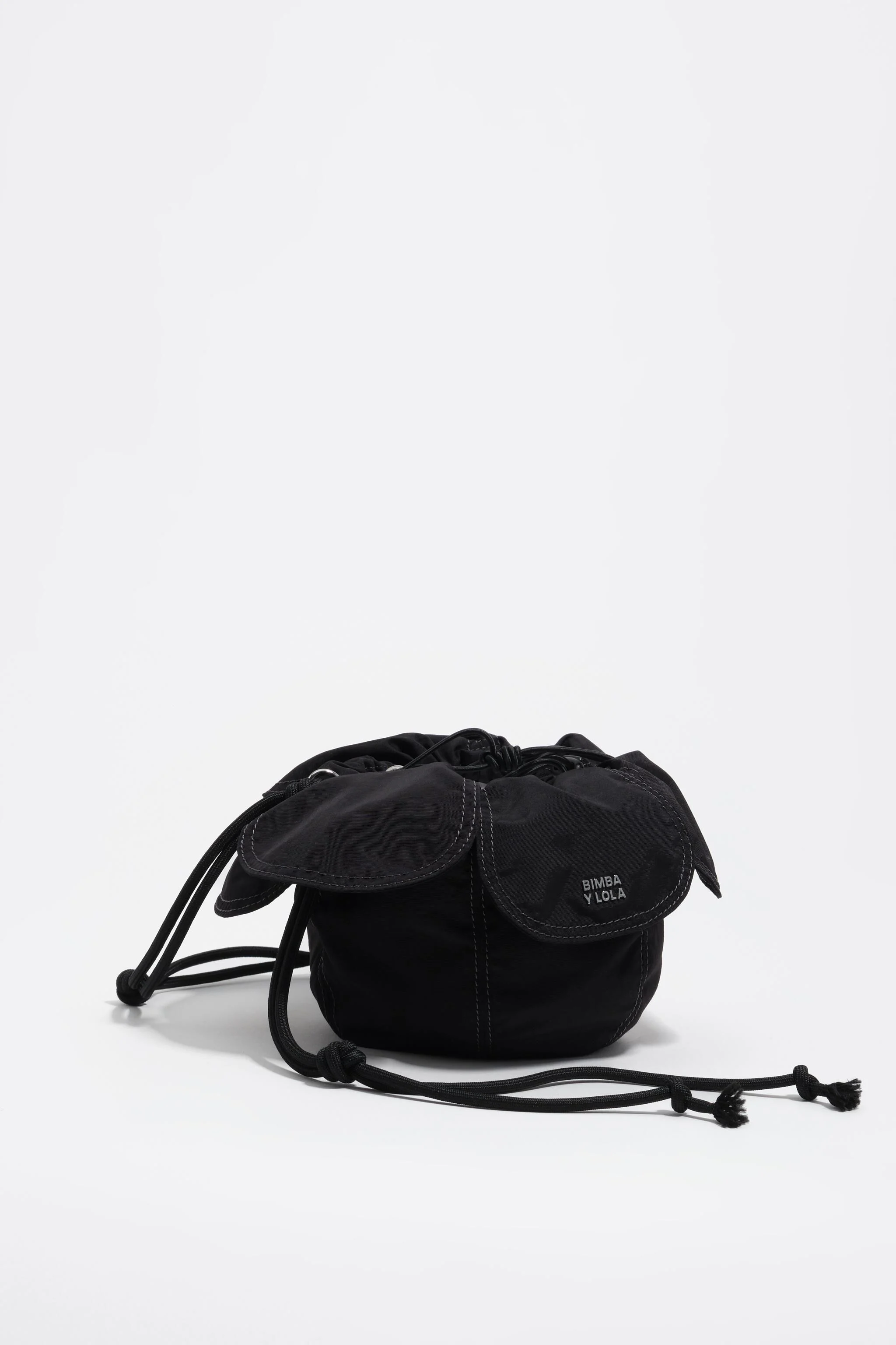 Bolsa Pétalo preta trançada