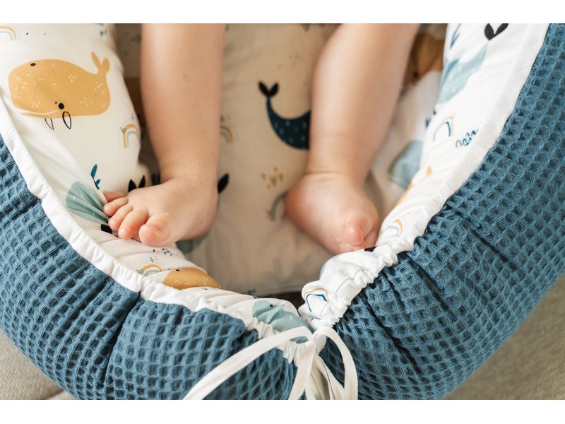 Ullenboom Babynest Cocoon Waffel-Motiv Blau Wale 55 x 95 cm Gemütliches Babynest für Neugeborene, 100% Oekotex, Made in EU