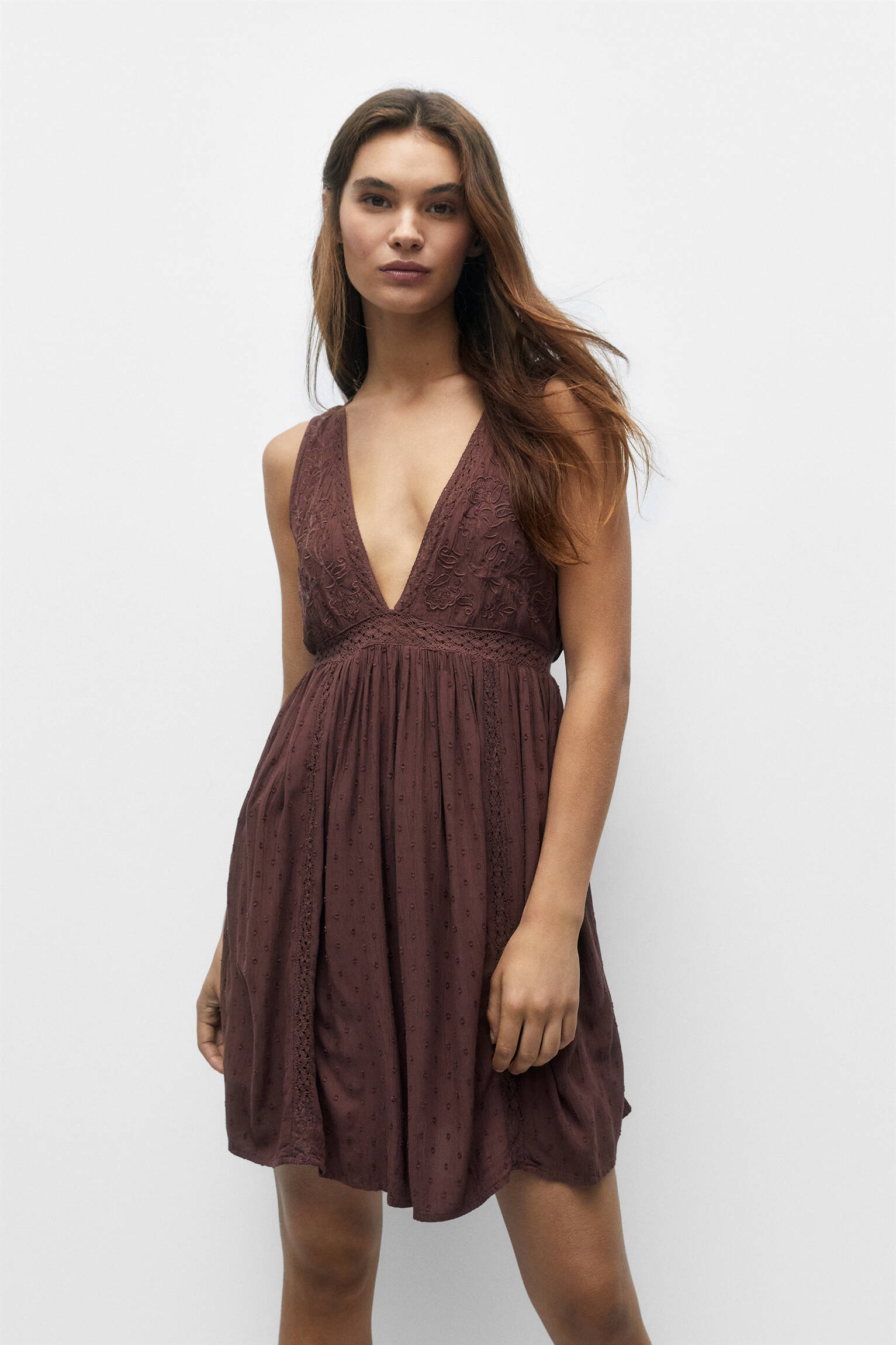 VESTIDO CURTO COM FLORES BORDADAS - MARROM