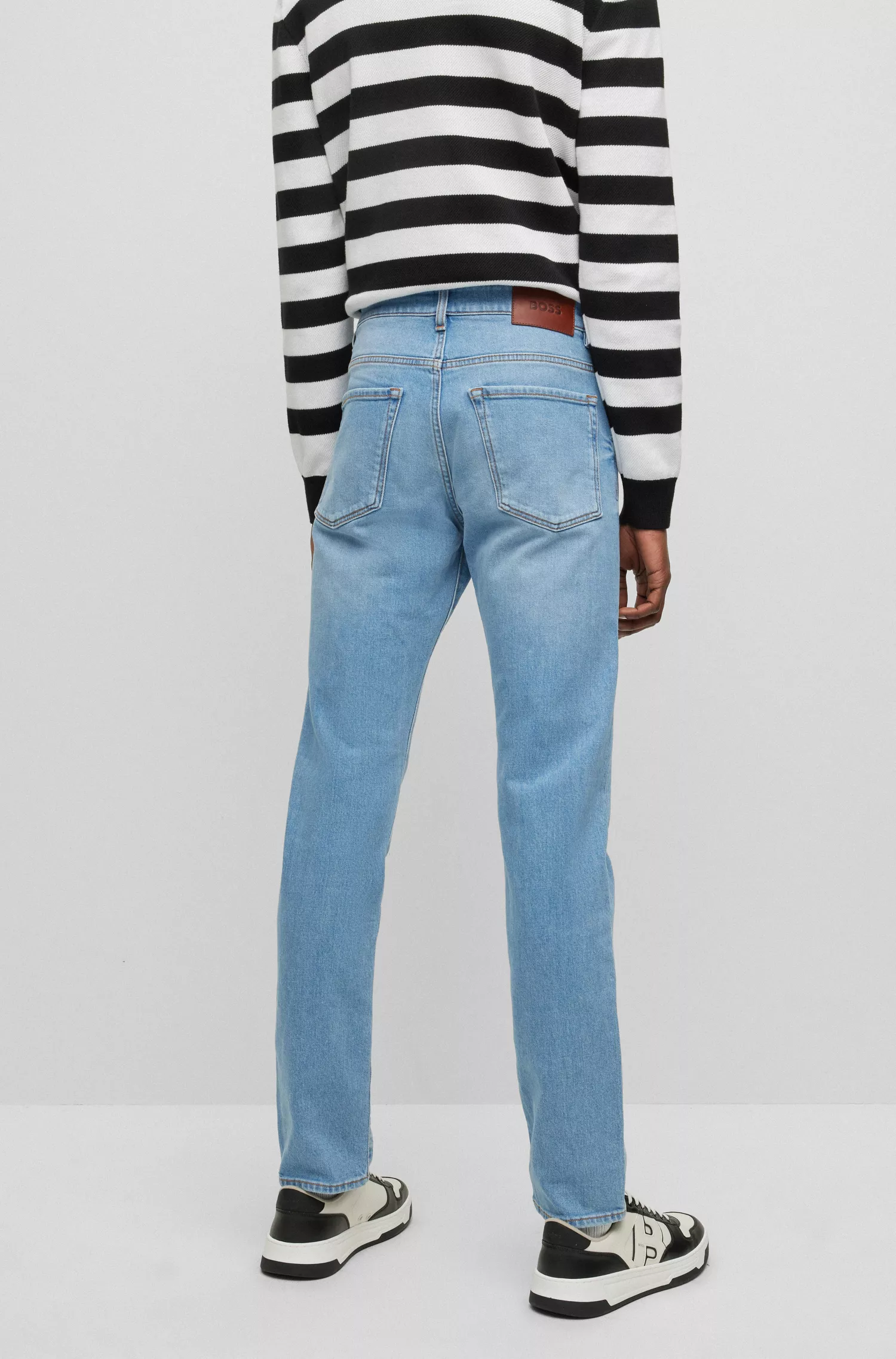 Calça jeans BOSS preta, corte slim, em denim azul com elasticidade confortável.