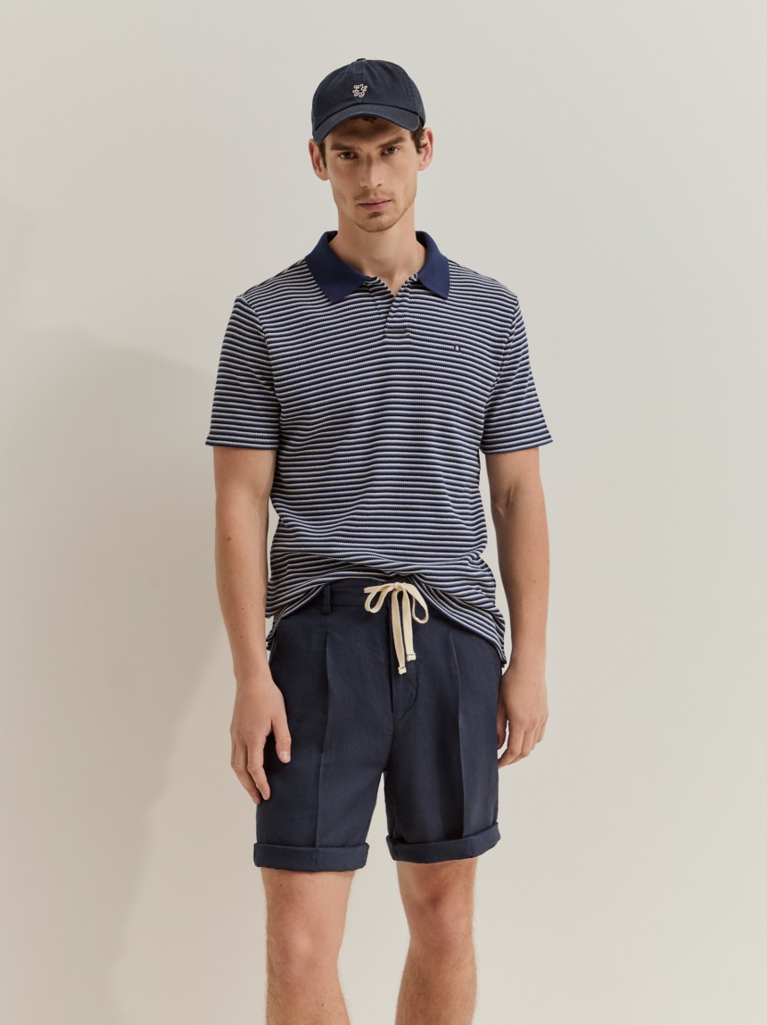 Polo de manga curta às riscas