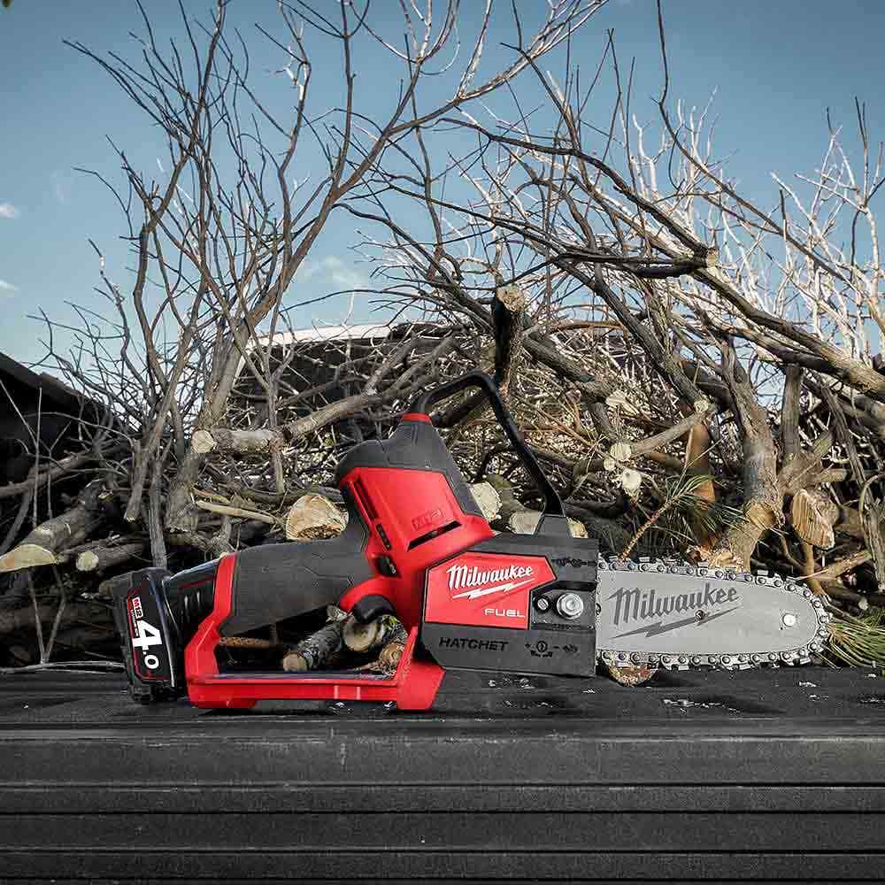 Serra de poda MILWAUKEE 12V FUEL™ HATCHET™ de 6 polegadas Skin M12FHS-0