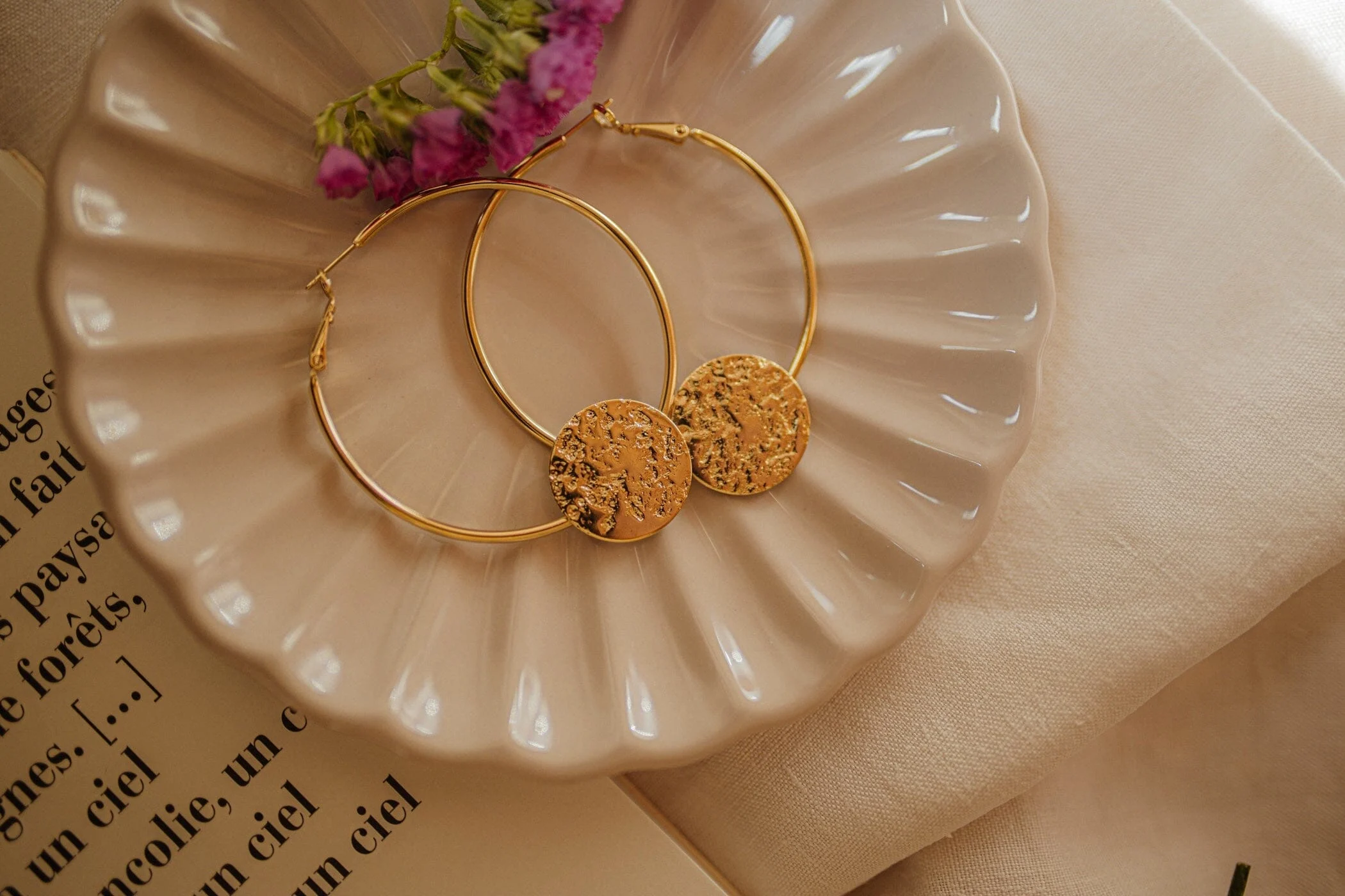 HESTIA - Boucles d'oreilles créoles ronds martelés doré à l'or fin | Doré
