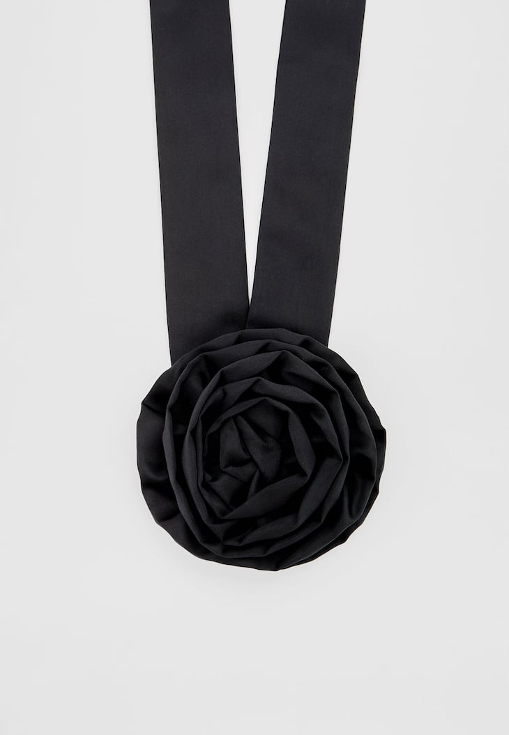 Gargantilha floral de cetim