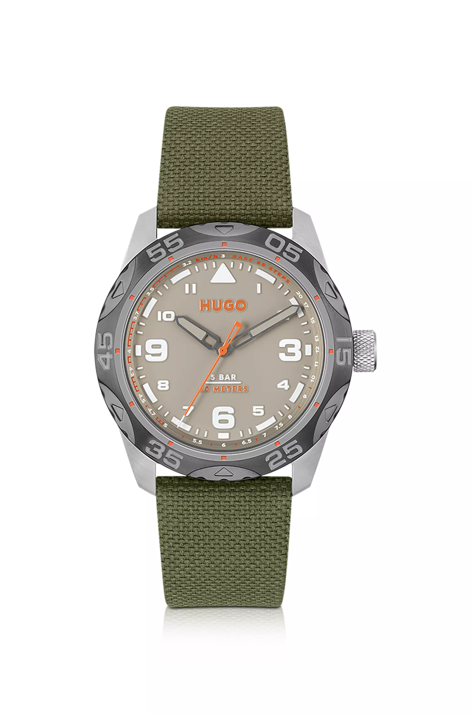 Relógio HUGO com mostrador vermelho e cinza e pulseira de tecido verde.