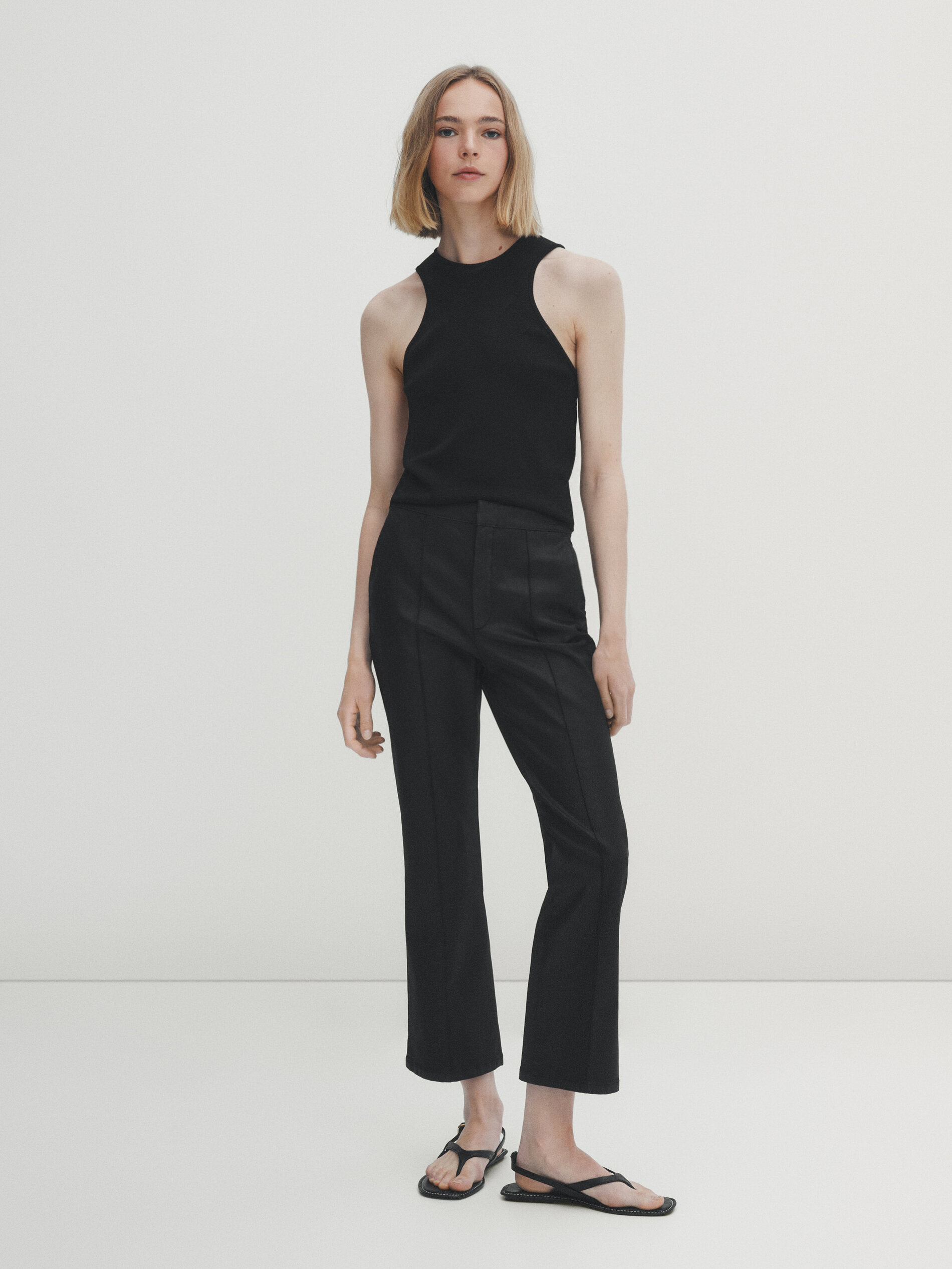 Calça flare com nervuras centrais e acabamento encerado - PRETA