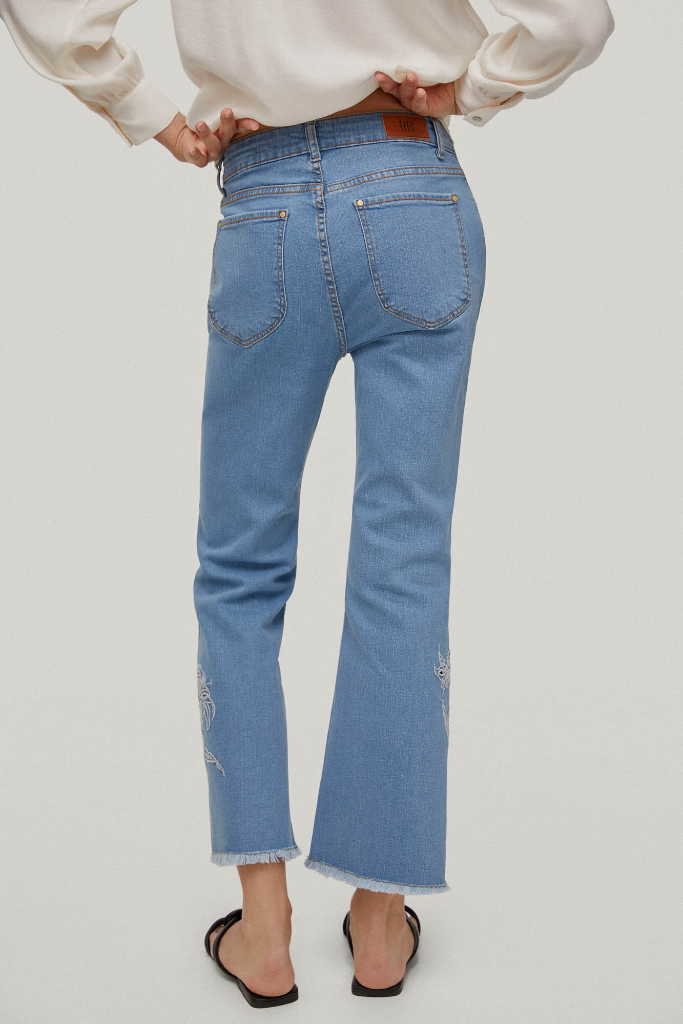 Calça jeans cropped bordada com 5 bolsos e modelagem flare - Azul