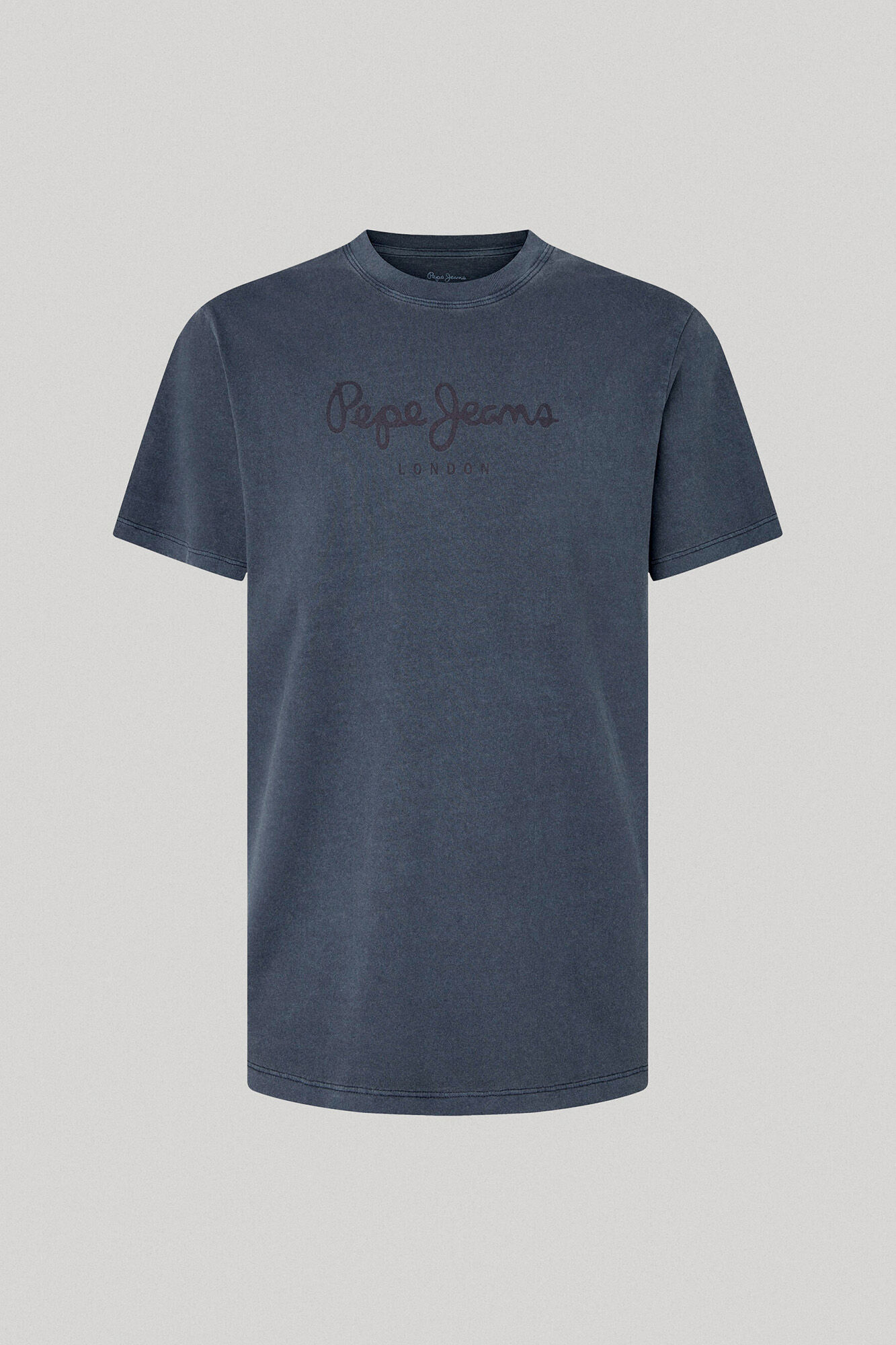 estampa de logotipo em camiseta