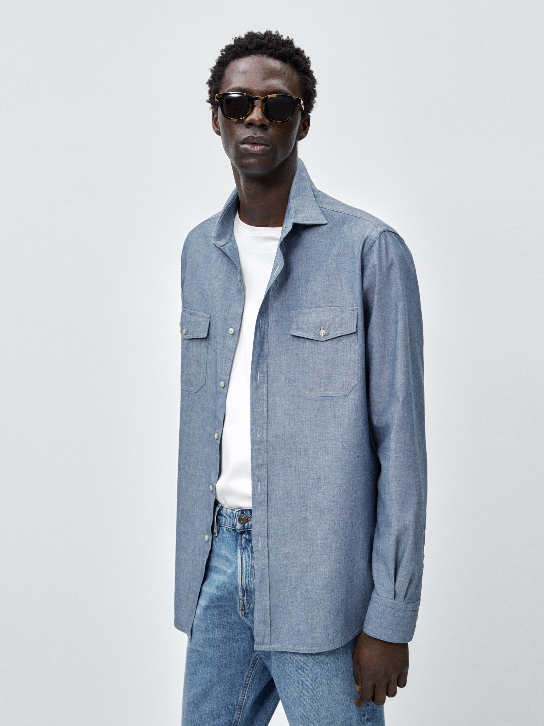 Camisa jeans chambray com bolsos, modelagem regular - Azul Claro