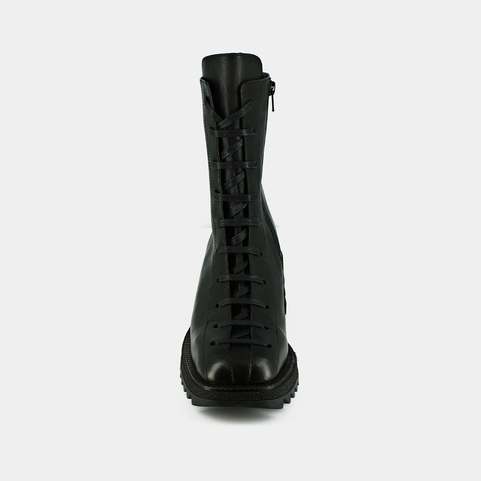 Boots à semelles crantées et lacets  en cuir noir