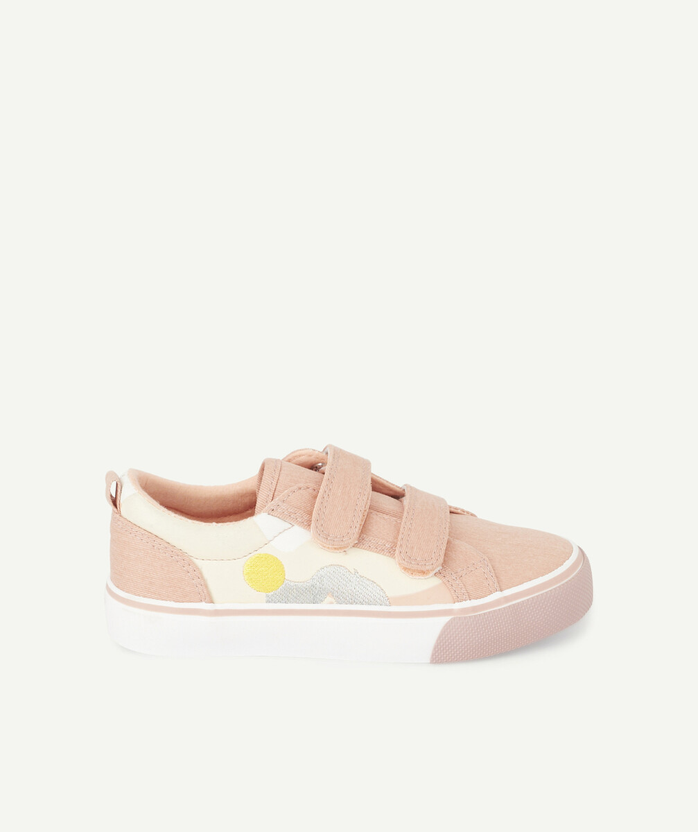 LES BASKETS BASSES ROSES AVEC MOTIFS EN RELIEF COLORÉS