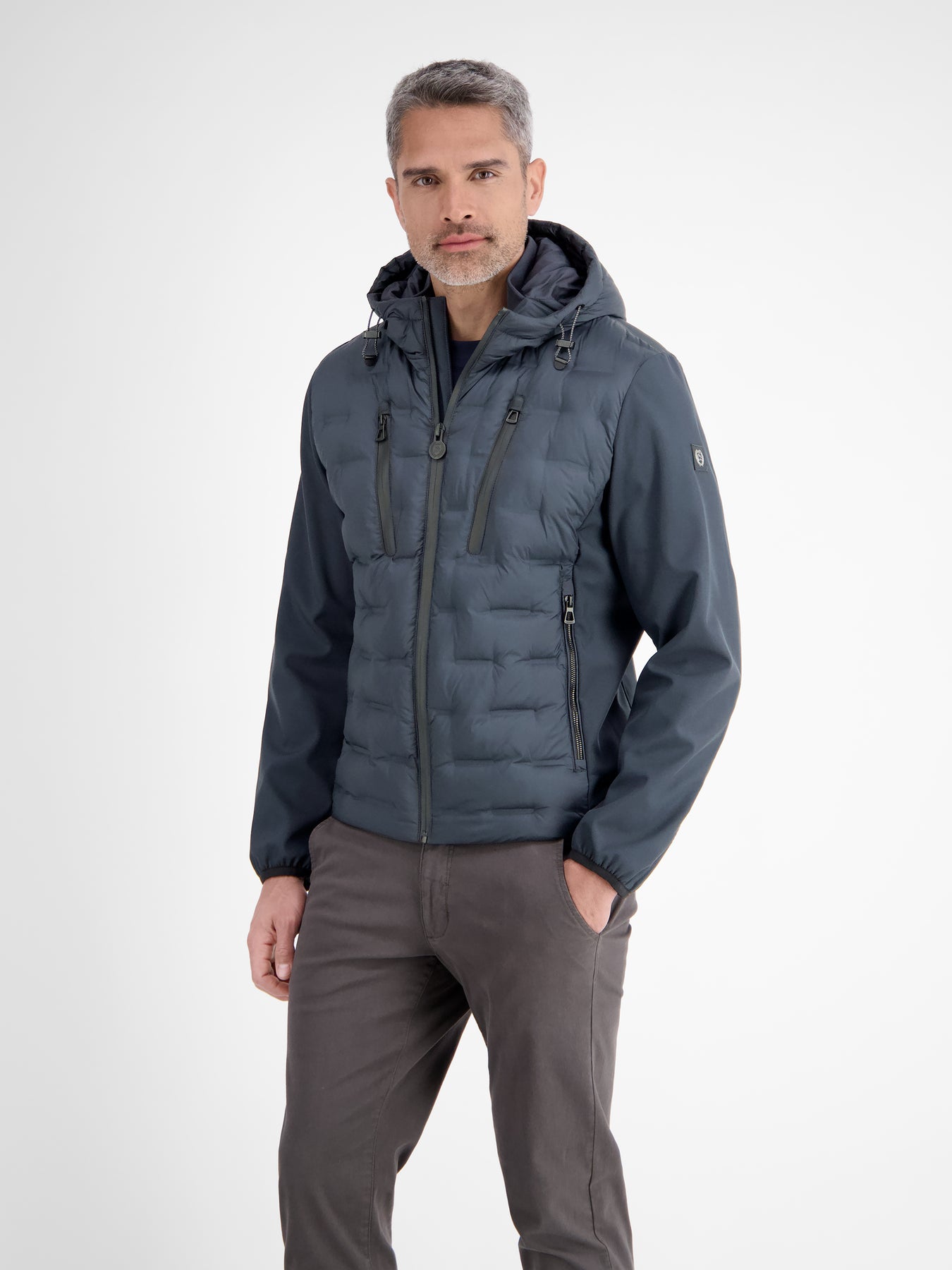 Sportive Hybrid-Jacke mit Steppfront