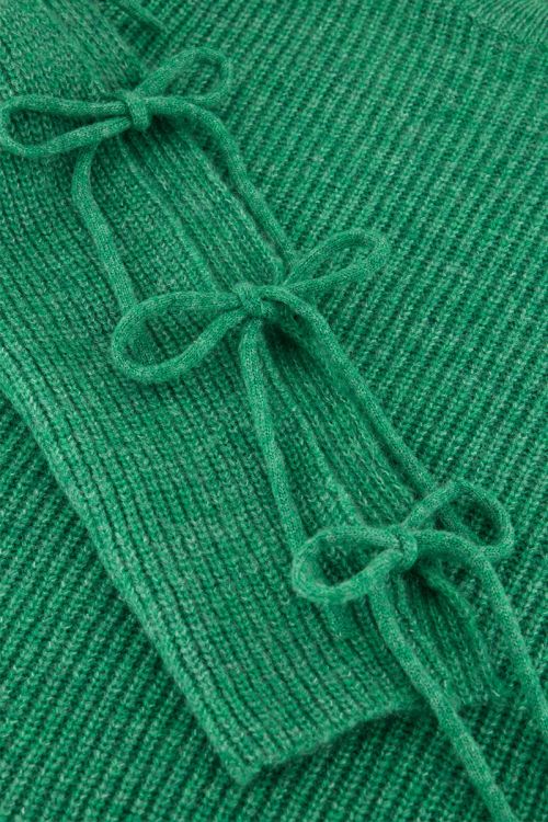 Groene trui met strikjes op de mouwen