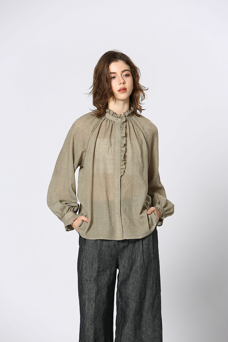 ATÉ BREVE<br>Blusa com gola alta e babados