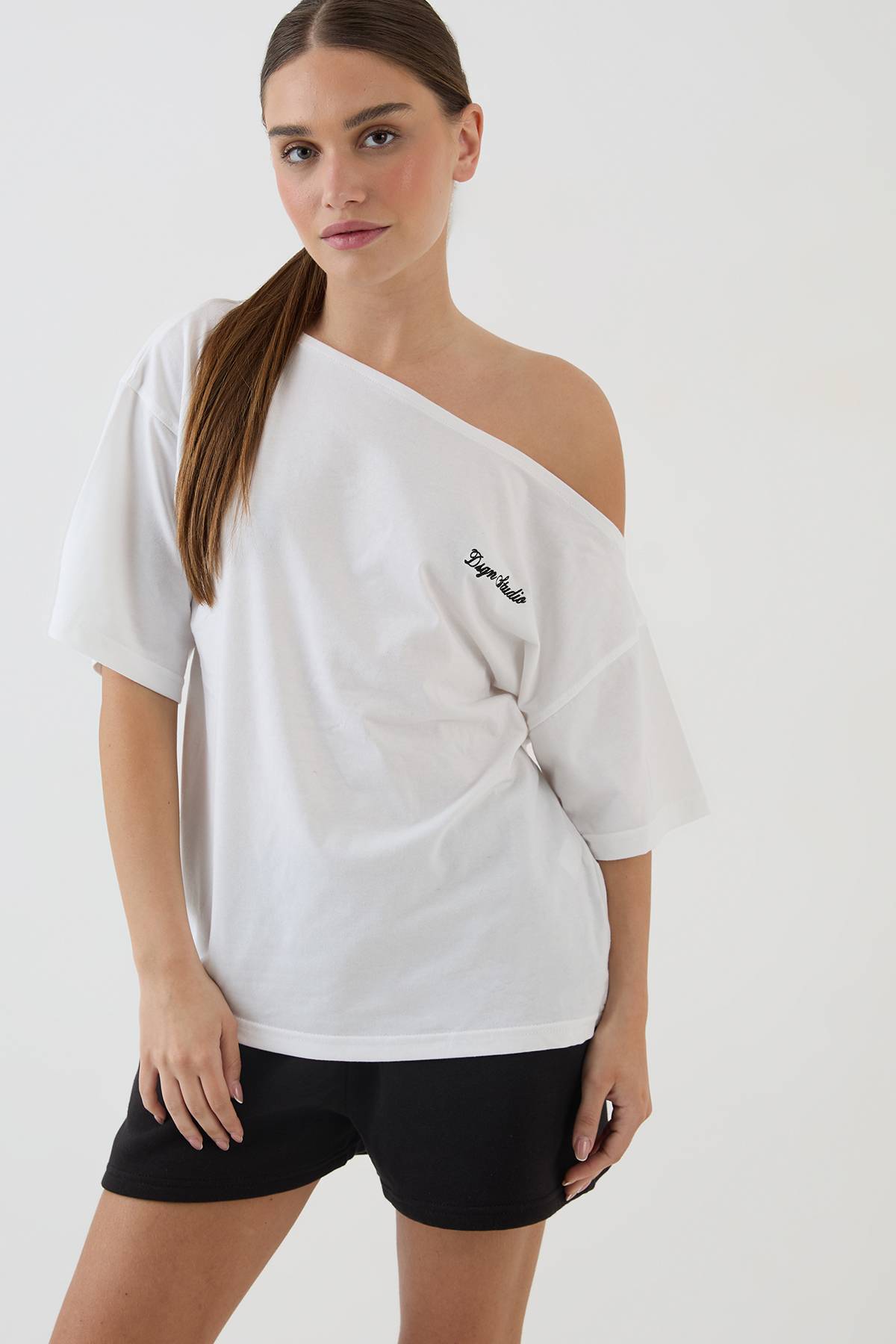 T-shirt Asymétrique Épaule Dénudée Script Dsgn Studio