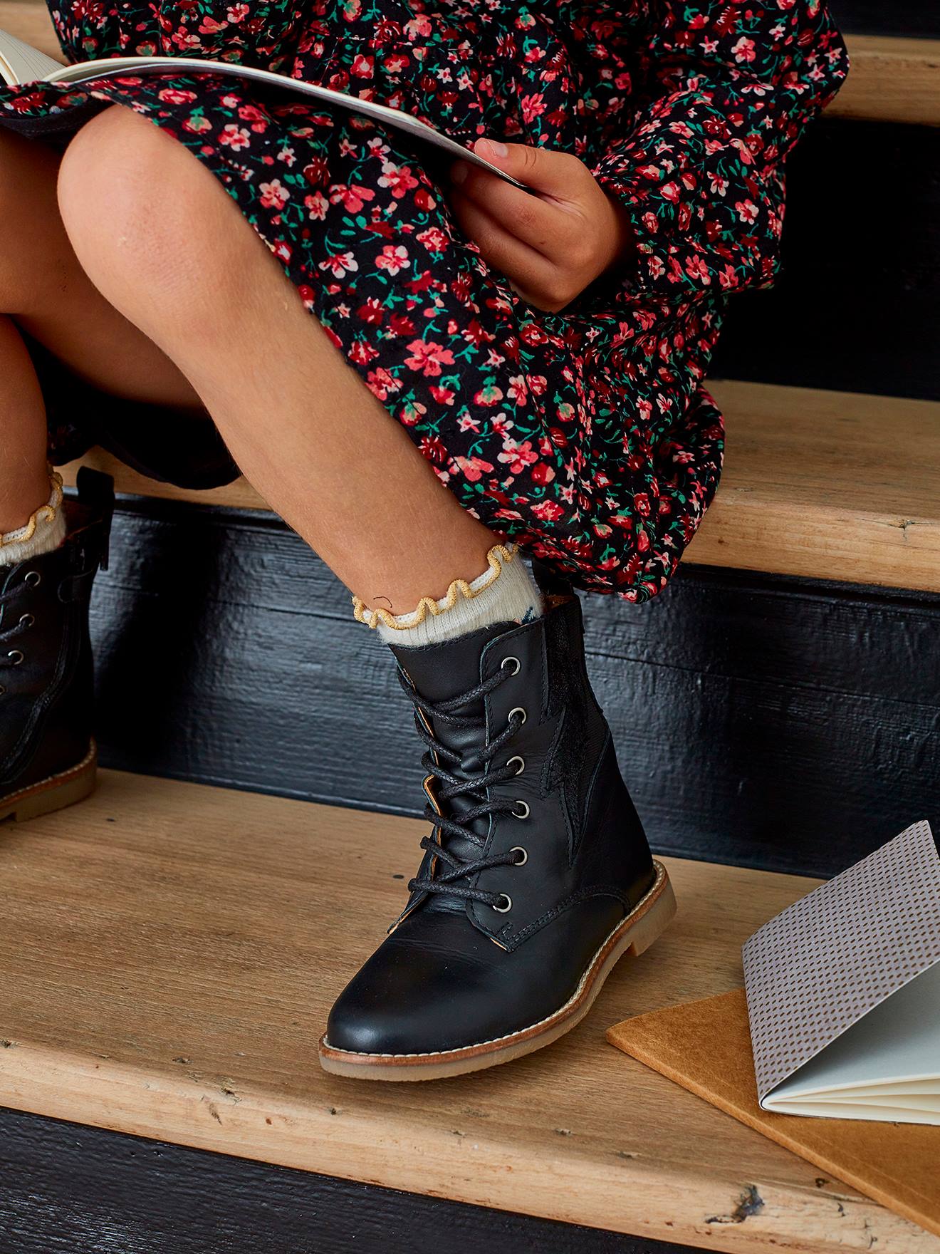 Botas de cano curto em couro com cadarço e zíper, para meninas, cor preta lisa.