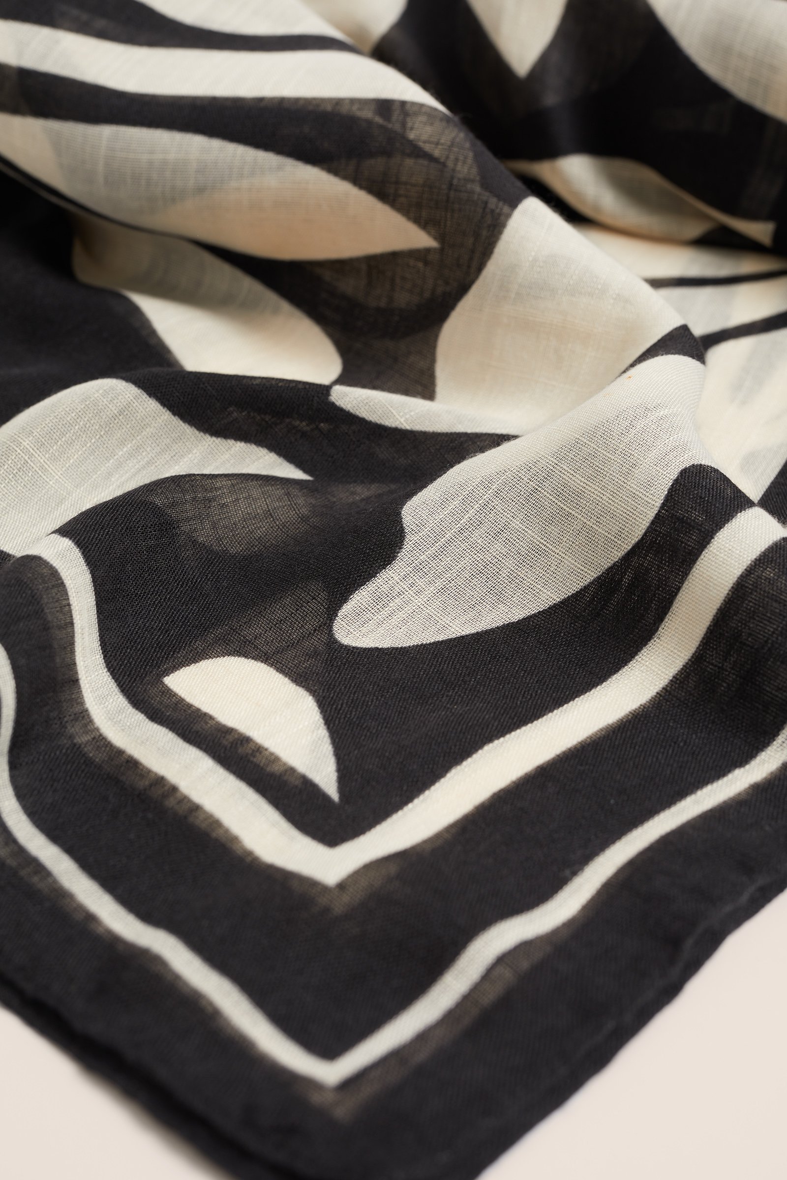 sjaal met dessin WE Fashion Zwart