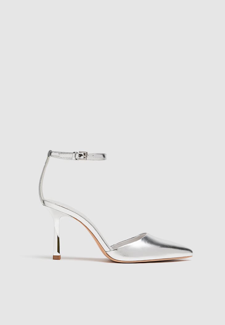 Sapatos de salto alto com tiras no tornozelo