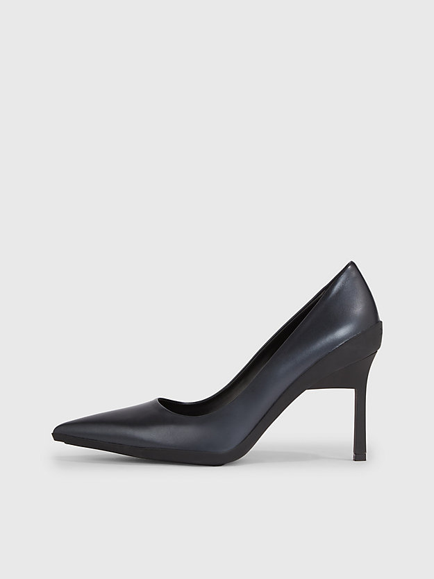 Sapatos de couro com salto agulha